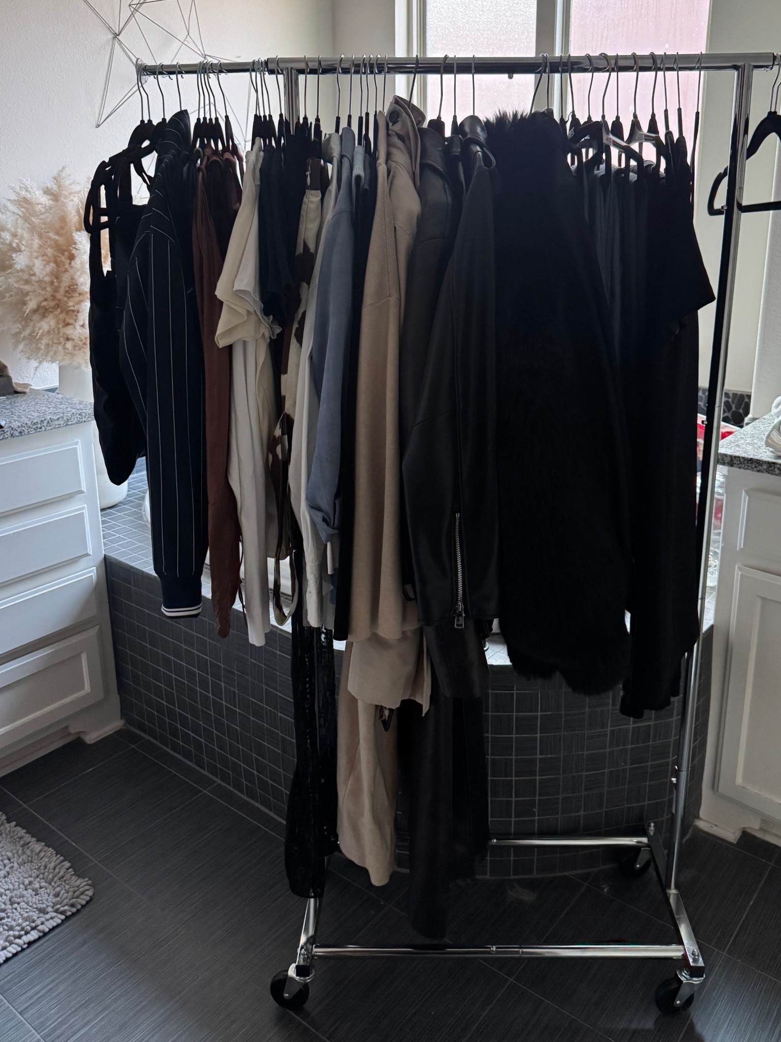 Styling appointments always require me to lug around rolling racks full of options. Tagging my favorite products that make transporting clothes and accessories a breeze. 🛍️🛍️