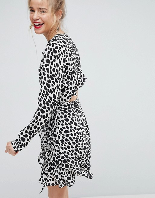 ASOS – Minikleid in Wickeloptik mit Rüschen und schwarz-weißen Punkten | ASOS DE