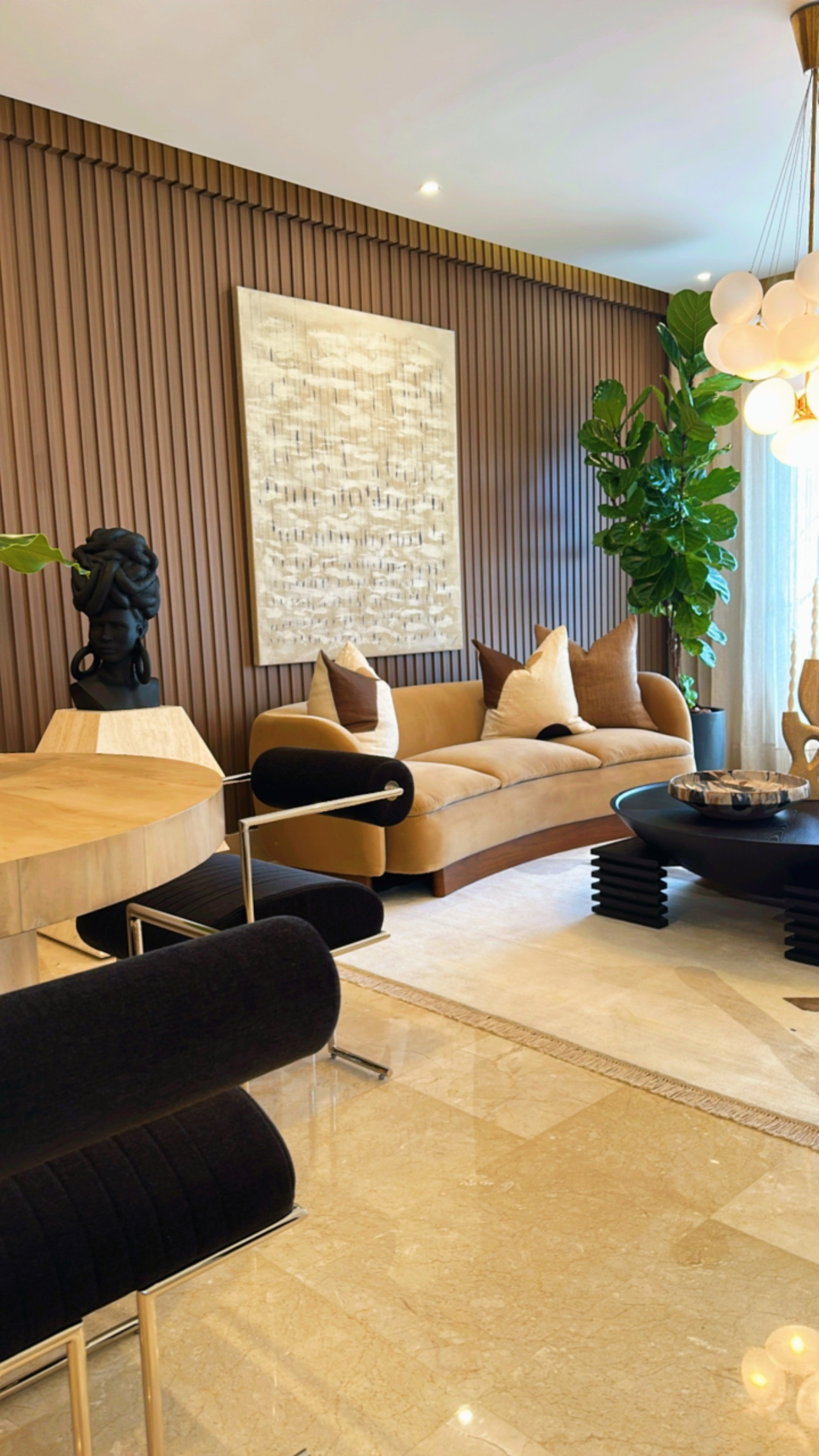 Finalmente de manera formal les comparto el resultado de unos de los proyectos más RETADORES que me tocó desarrollar.
“My DR Project”
Un sueño hecho realidad, que en algunos días se convertían en pesadillas y desvelados de largas horas. Pero si algo puedo hoy decir es que SI VALIÓ LA PENA!
(Luego haré un live contando todos los detalles).
En una combinación de colores neutrales y cálidos, incorporando texturas y materiales naturales, como la madera, el mármol, el travertine, la coralina, dexton y el ónix, logramos darle vida a este hermoso proyecto.
Para poder  materializar este creación debo mencionar mis aliados en este proyecto.
Diseño|Ideas: Mónica Paulino
Supervisión|dirección|contratistas: Zillow x Mildred Guzmán 
Mood Board: Pamela Burgos 
Muchas gracias chicos!