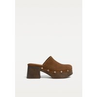 Sabots à clous en cuir - Chaussures femme | Stradivarius France | Stradivarius (FR)