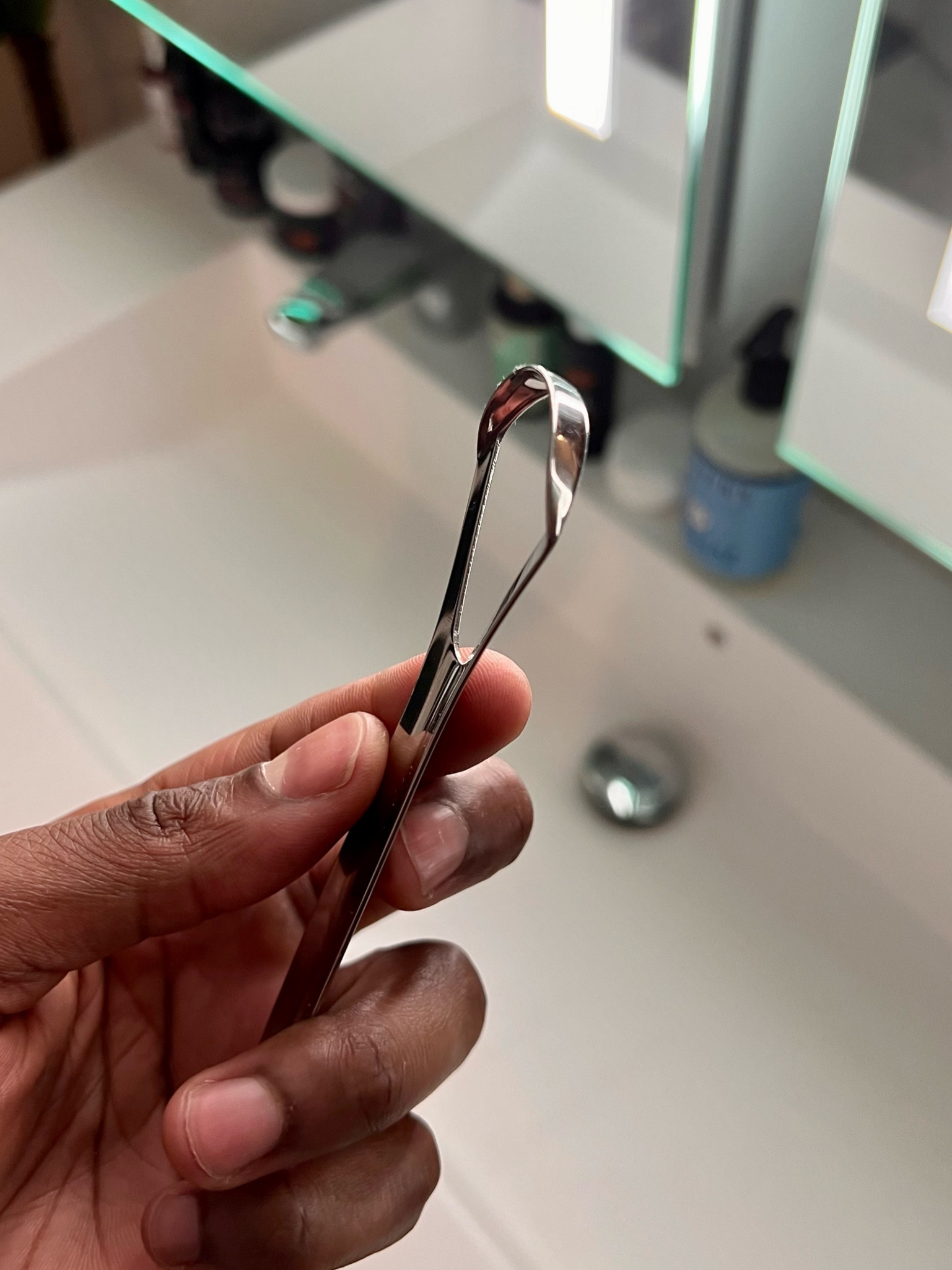 Tongue scraper with keep your breath fresh. Use it during the day and at night. Link to purchase down below ⬇️ !

#LTKmens