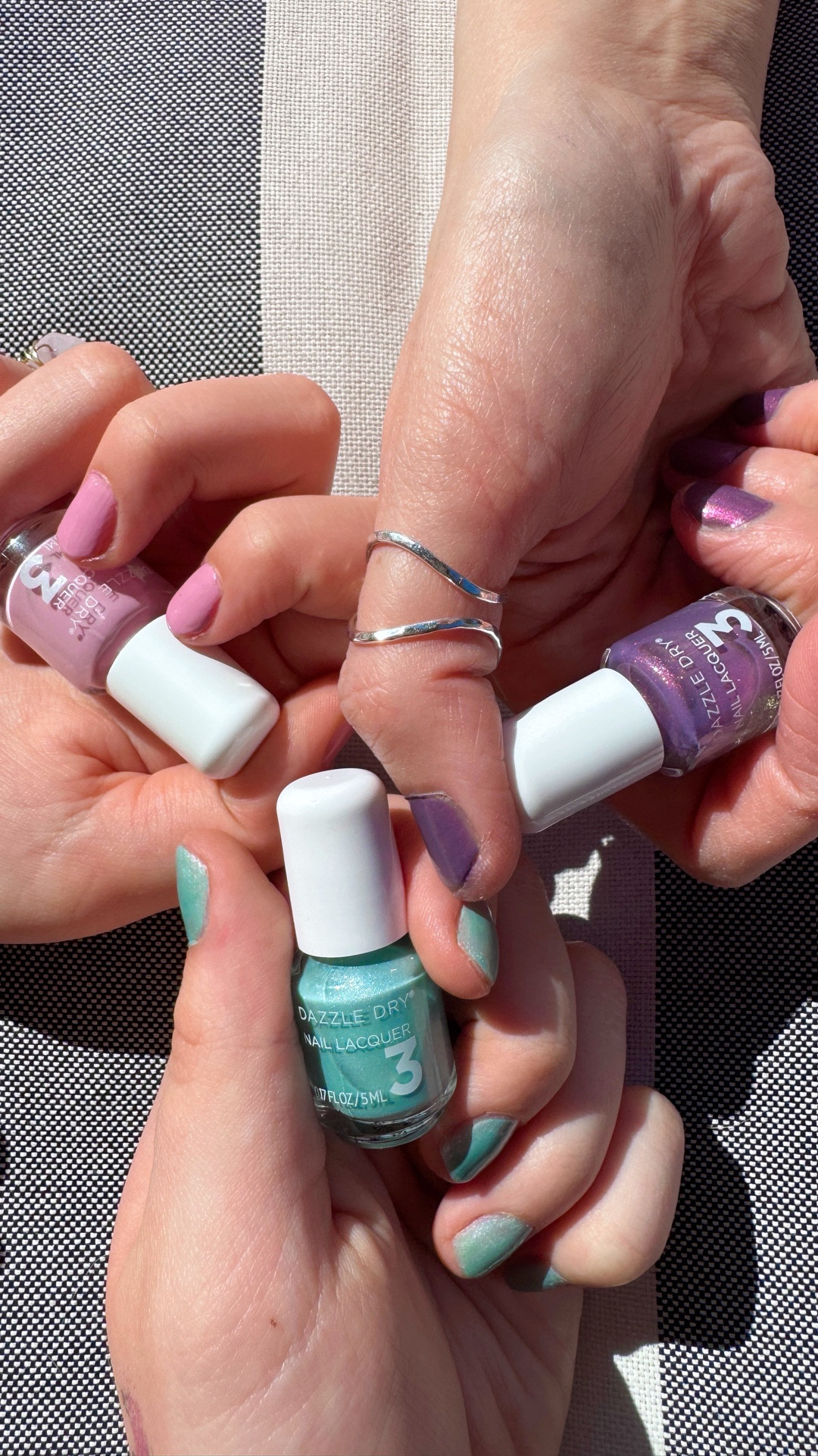 quickest mani we’ve done in a while 💅

we used the mini Starter Kit and Better Together mini set from Dazzle Dry — Ema picked Ballet Flats pink, I went with You’re Unforgettable shimmer purple , and Ela chose By Your Side aqua.

Quick steps we followed:
prep (no soaking)
2 coats base (dries matte)
2 thin layers of color
top coat
→ done in minutes ✨ lasts for days