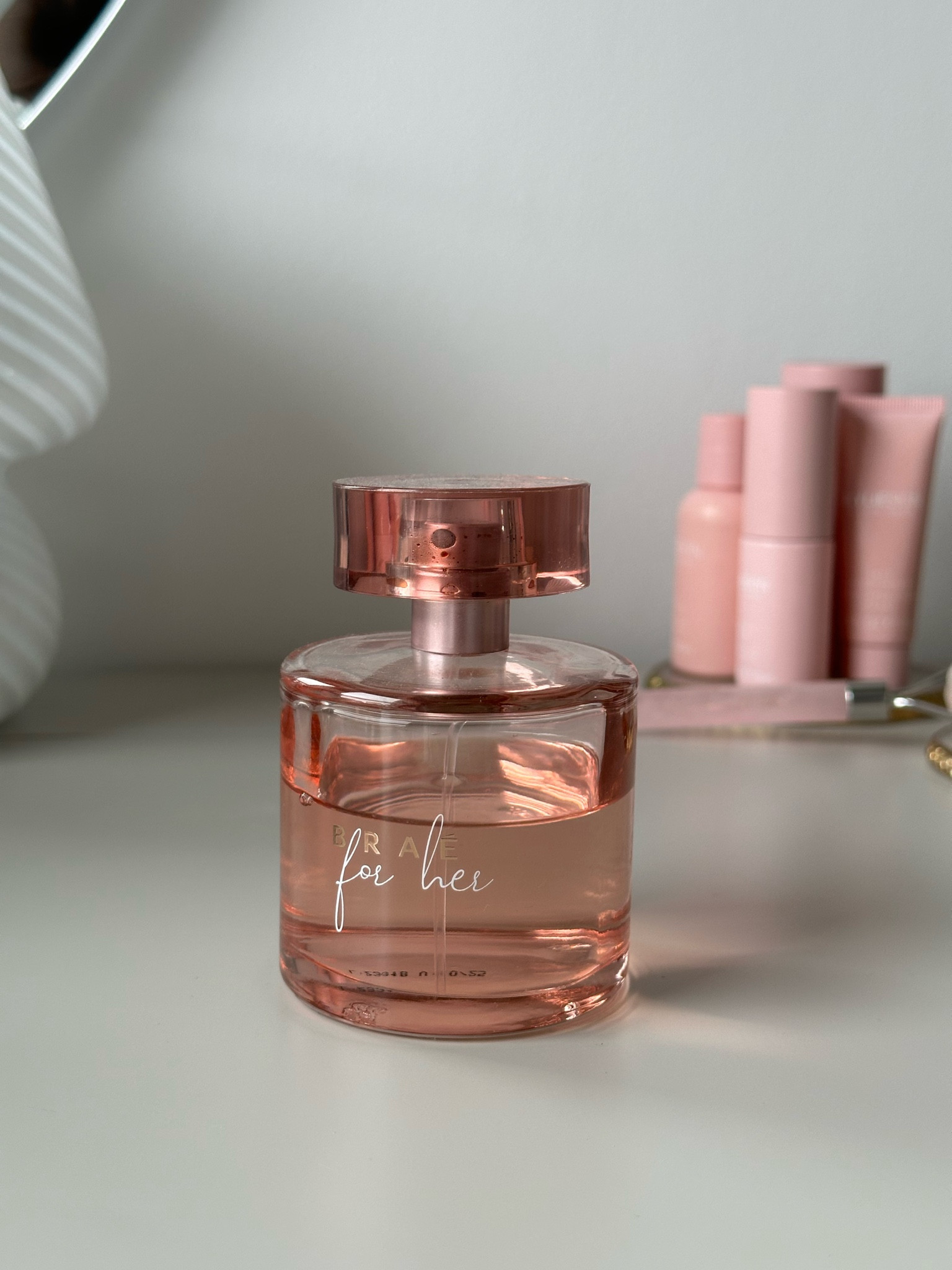 Fragrância floral ambarada de longa duração, esse perfume traz toques cítricos e notas florais cremosas. Criado para inspirar sofisticação em todos os momentos, é versátil e único. 