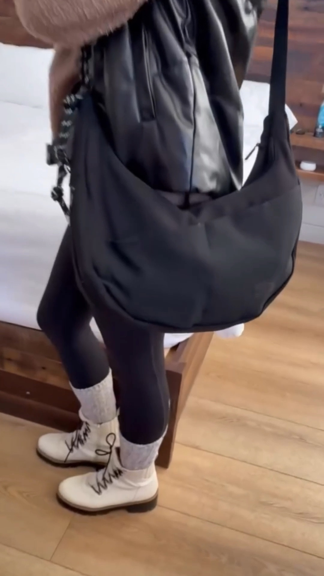 Meet my new everyday bag: the Reiki Hobo by BAGSMART 🤍
So many pockets (inside and out), lightweight, and somehow fits all my creator essentials — camera, tripod stick, chargers, and more — without feeling bulky.

Perfect for travel days, work days, and everything in between. This is the kind of bag that keeps you organized and stylish on the go.

Use  10% off Code: themelissalifestyle_-xf

#BAGSMART #ReikiHobo #EverydayBag #TravelEssentials #CreatorMustHave #OnTheGoStyle  #bagsmartreiki #bagsmartduffle #reikigirl