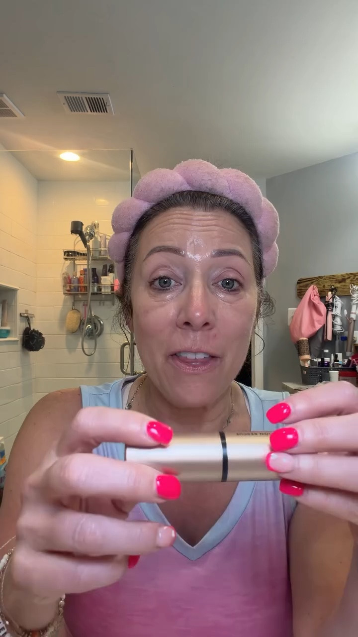 bareMinerals Complexion Rescue tinted moisturizer provides lightweight coverage with hydration and a natural glow, and it’s currently available on sale for a limited time.@bareMinerals #bareMinerals #TintedMoisturizer #glowingskin