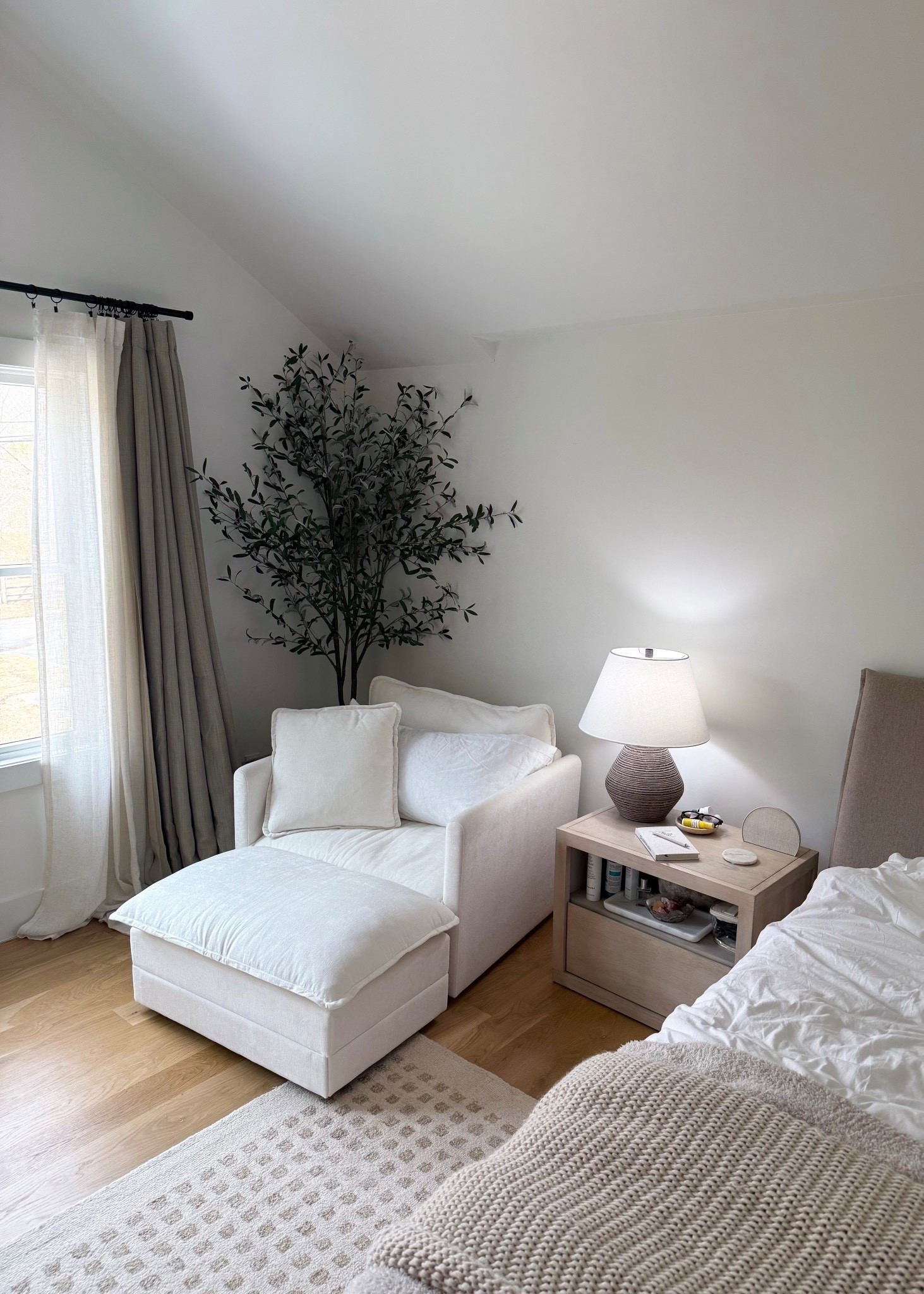 cozy reading corner in our master bedroom! Love this amazon oversized chair 




#LTKHome #LTKSpringSale