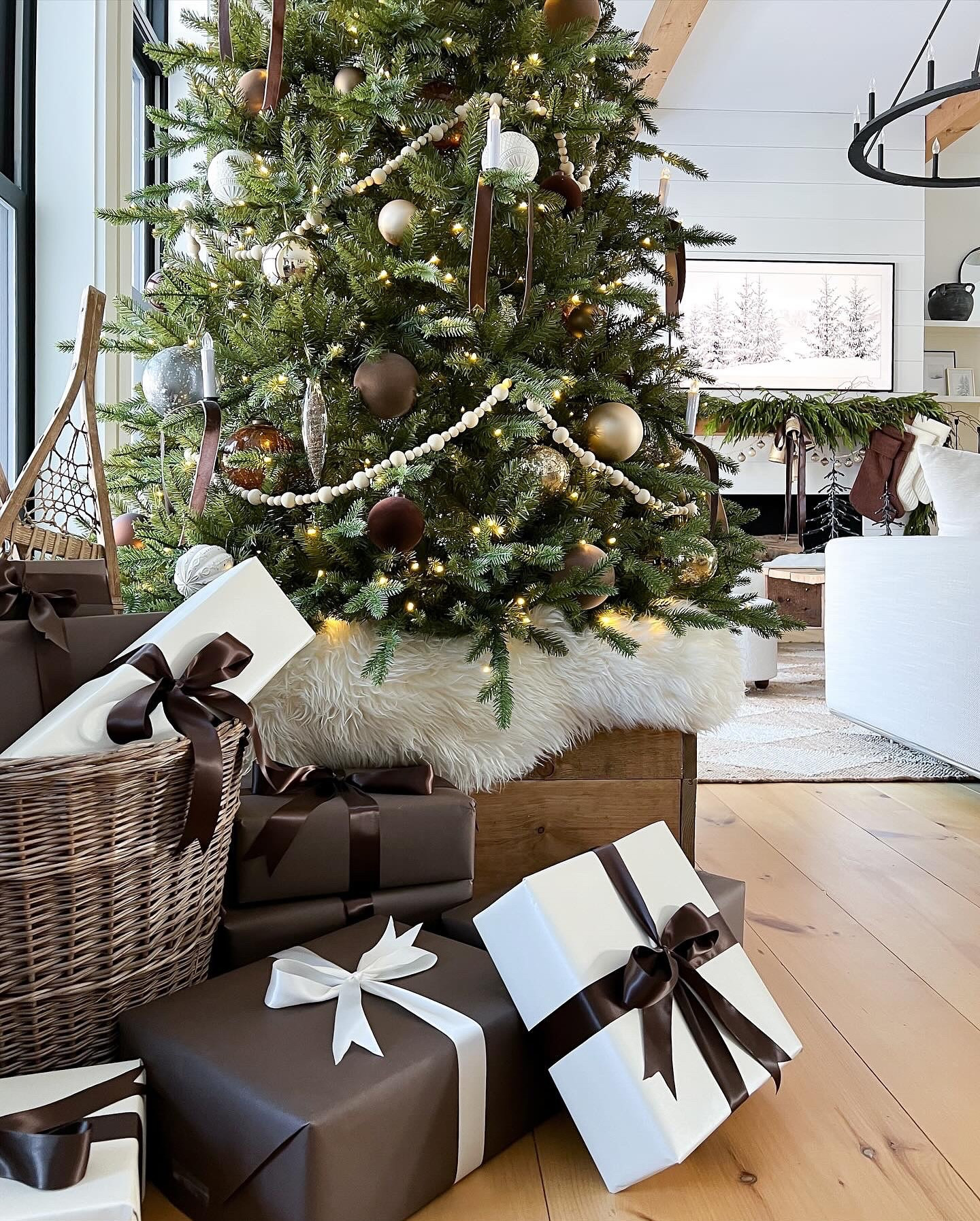 Last Christmas | 🎄

I love pulling inspo from past Christmas posts! I’m going to be switching things up a little this year, but LOVED this look! 

Holiday home | Christmas inspiration | Christmas tree decor | Christmas tree inspiration | Christmas home decor | mantle decor | Christmas mantle 

#christmasinspo 
#christmasinspiration 
#christmastreedecor 
#holidayinspo 
#christmastree