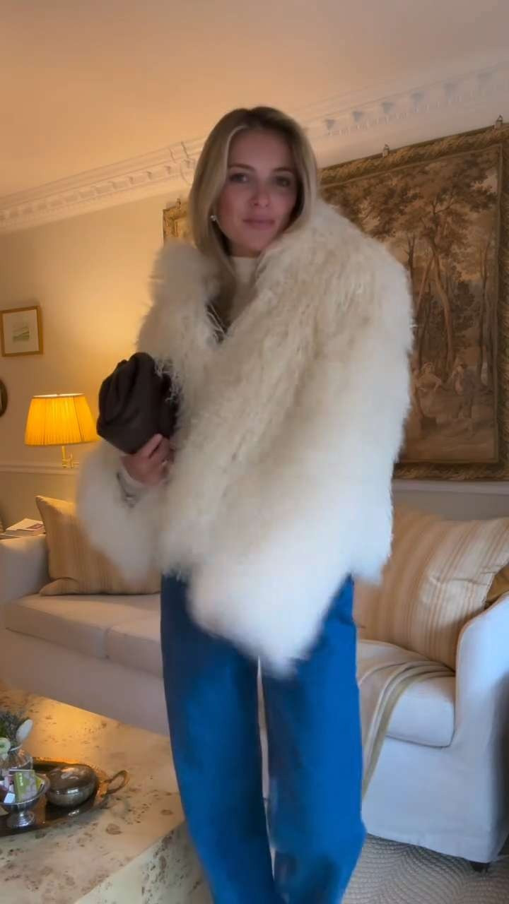 This @ducielondon coat needed an in feed moment ASAP. 

 #LTKgrwm #LTKootd