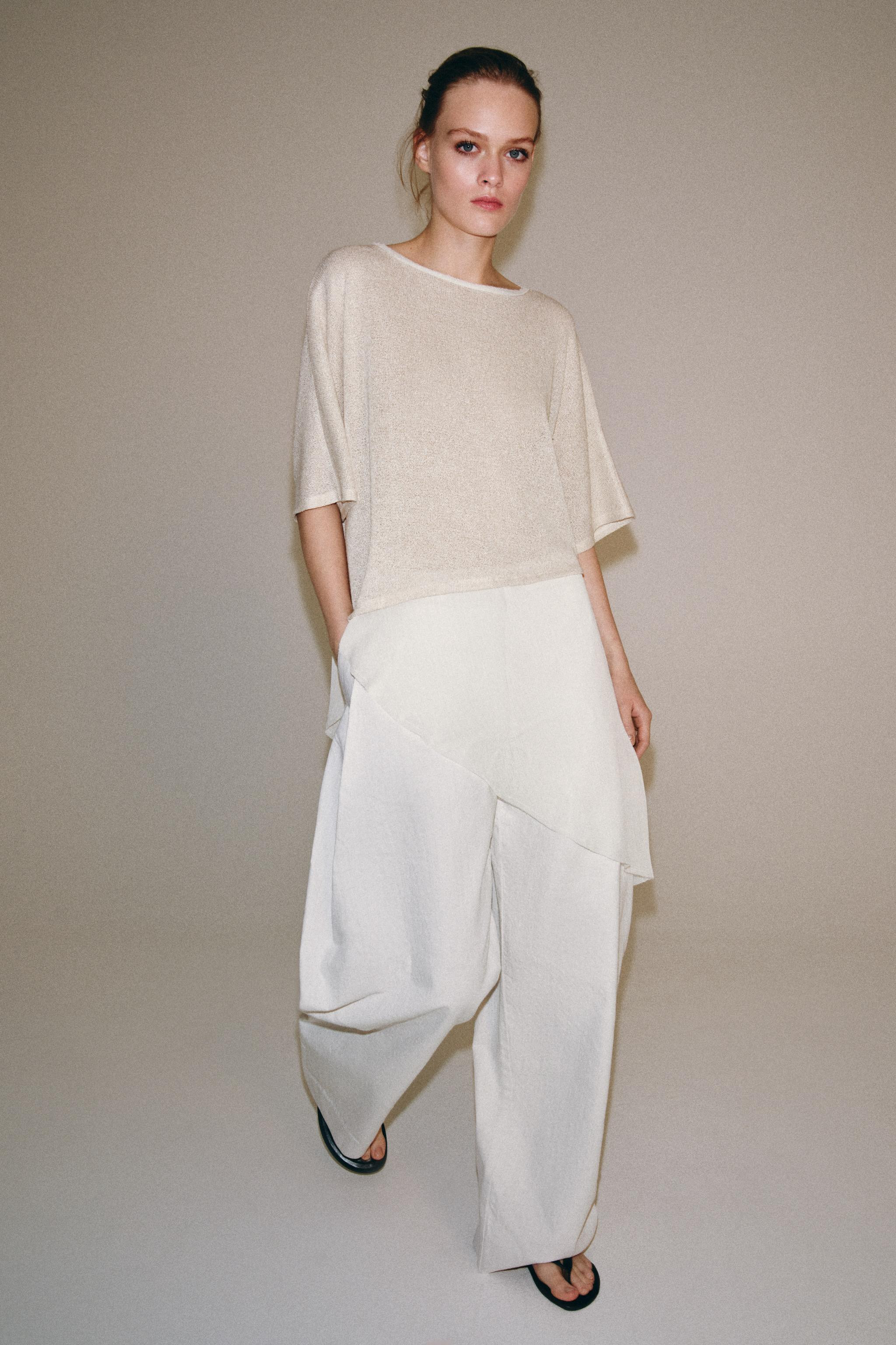 ZARA WOMAN COLLECTIONMid-rise trousers made from a cotton and 12% linen blend yarn. Hidden side s... | Zara US