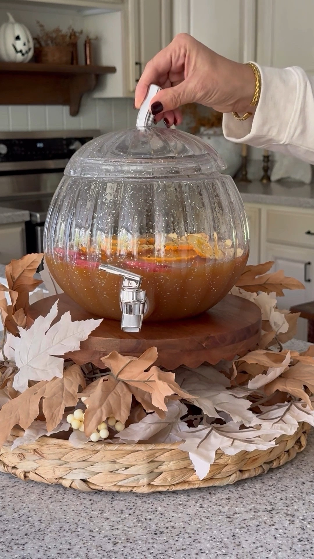 Cozy fall apple cider centerpiece 🍂

#LTKHome #LTKFallSale #LTKSeasonal