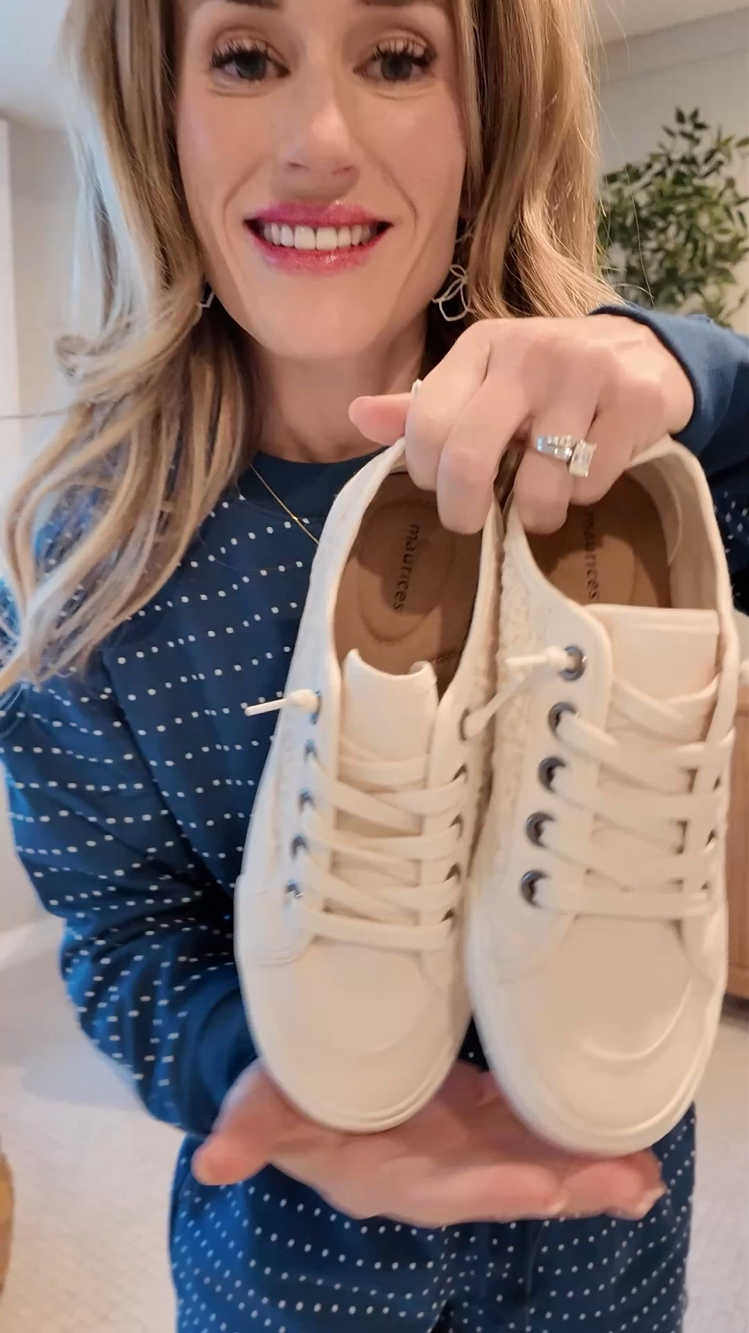 Creamy white slip on shoes
Sneakers for spring 
Fit tts 