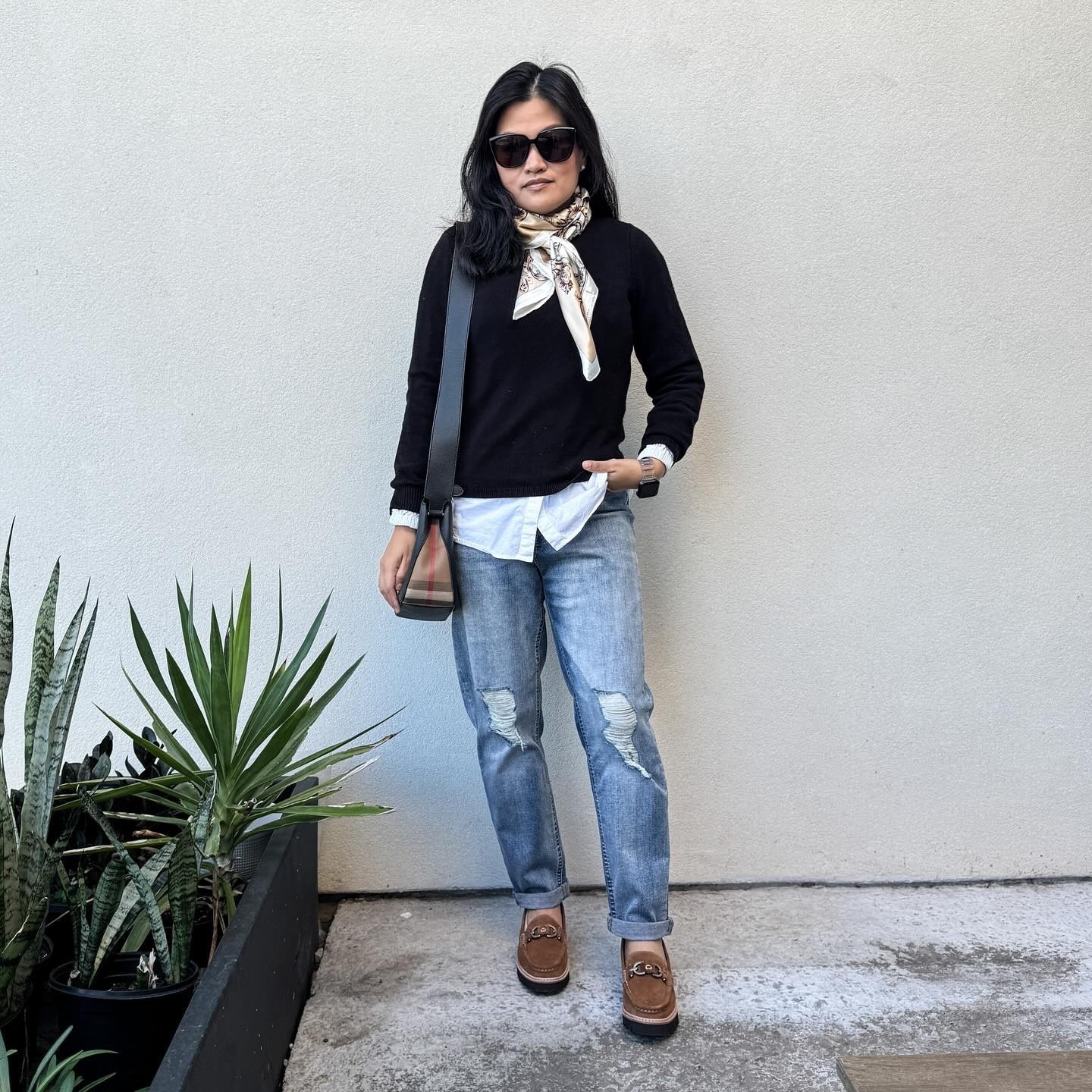 Tuesdays are busy at work, so I’m on my second cup of coffee now. 😎 But I really like this outfit. 

𝐎𝐔𝐓𝐅𝐈𝐓 𝐃𝐄𝐓𝐀𝐈𝐋𝐒:
Shoes: @donaldpliner ; Jeans: @walmart ; Button Down: @macys ; Sweater & Scarf: @amazon ; Bag: @burberry 

#osipjeansweek #fallfashioninspo #fallstyleinspo #petitestyle