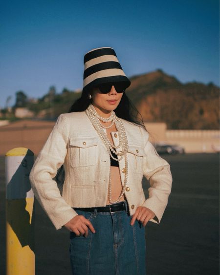 Cropped lady jacket and bucket hat. 
