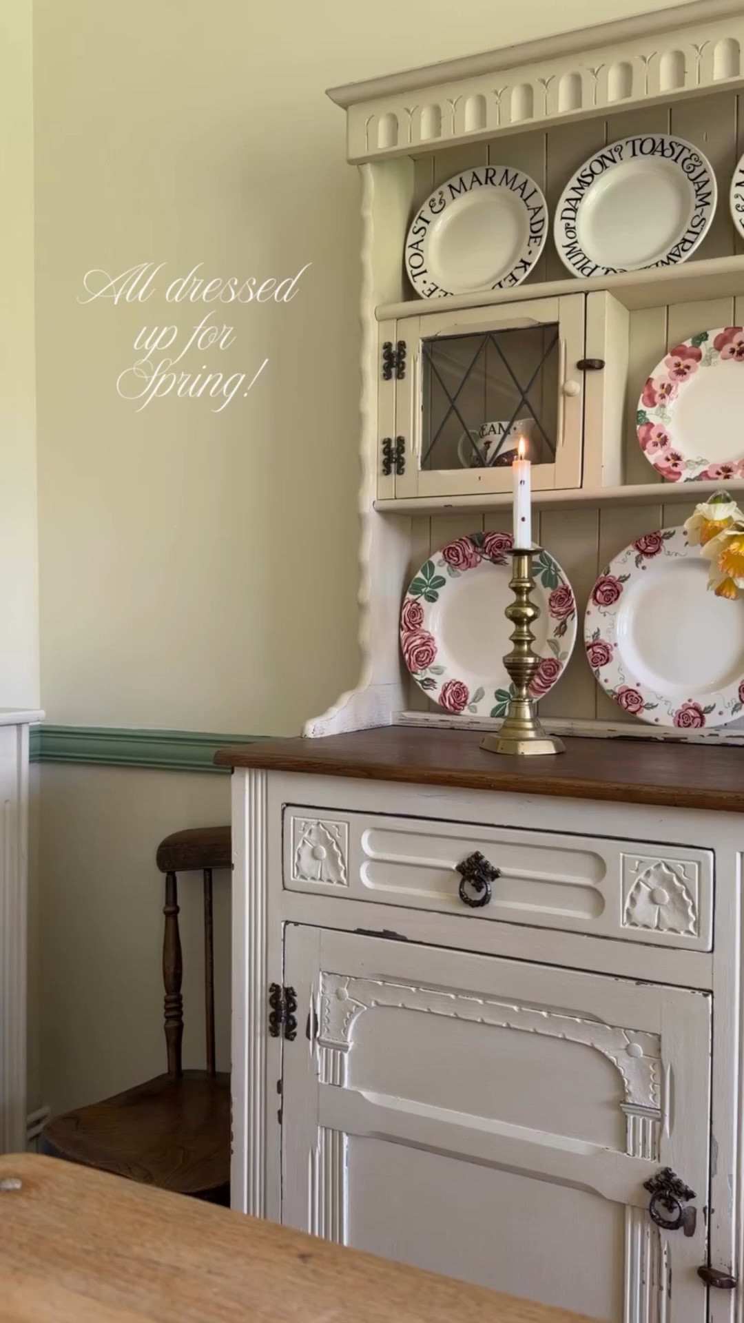 Our Welsh dresser is all dressed up for Spring. I swapped two plates!! 😅😂

These daffodils are just phenomenal. They are gigantic, but I’m not sure you can see this from the angle here? They are the most beautiful ‘pearlescent’ colour close up too!! Stunning cut flowers from the garden!!

It’s gone that cold way again outside so I’ve lit the occasional candle. And fire. 

Happy Friday!! 🥰🌸🌼🌸

#countryhome 
#cottagegardenflowers 
#cottagecore 
#gardener 
#springblooms

#LTKspring #LTKuk #LTKhome