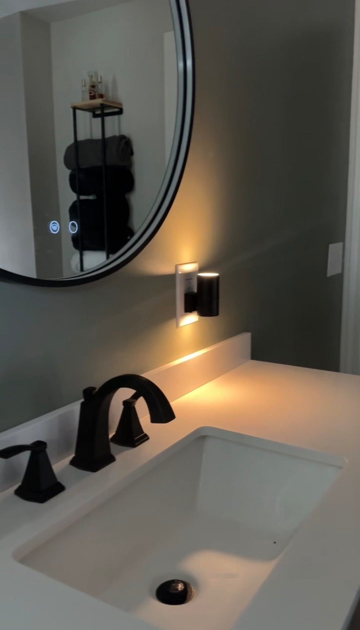 This night light elevates any space! Perfect for decor and practical lighting 🥰 

#homedecor #home #aesthetic #bathroom #bathroomdecor #minimalist #neutralhome

#LTKHome