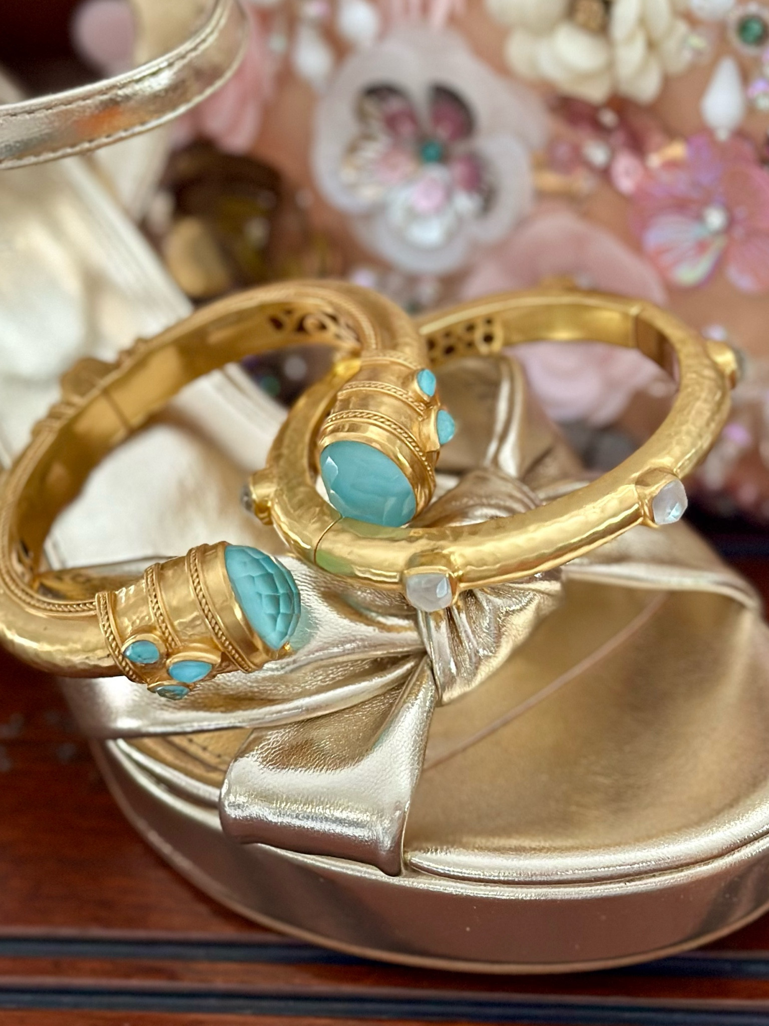 Up to 60% off on stunning statement jewelry!!!
#statementjewelry #bigsale #agelessstyle


#LTKSummerSales #LTKStyleTip