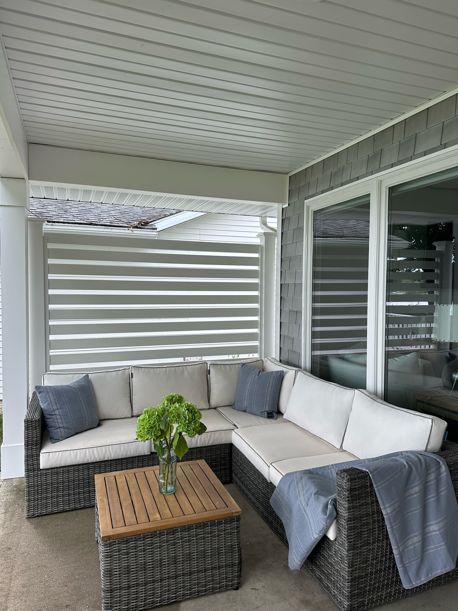 Added a new privacy fence to our lake house front porch. 
4x4 Post wraps are Versawraps from Versatex
Horizontal - 1x4s


#LTKHome