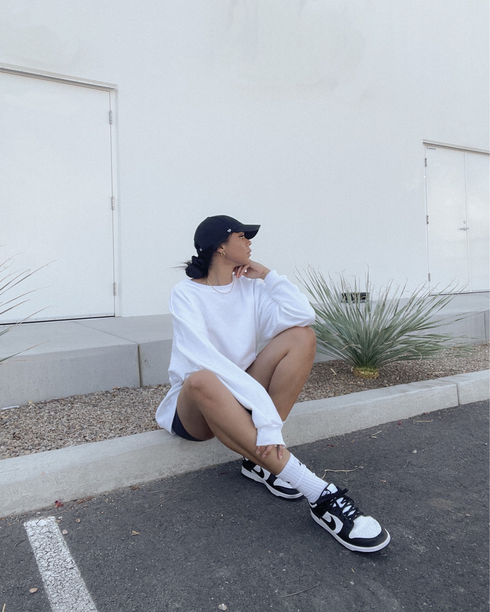 Casual outfits, easy outfits, oversized sweater, oversized sweatshirt, Nike dunks, Nike dunk panda, Yankees hat