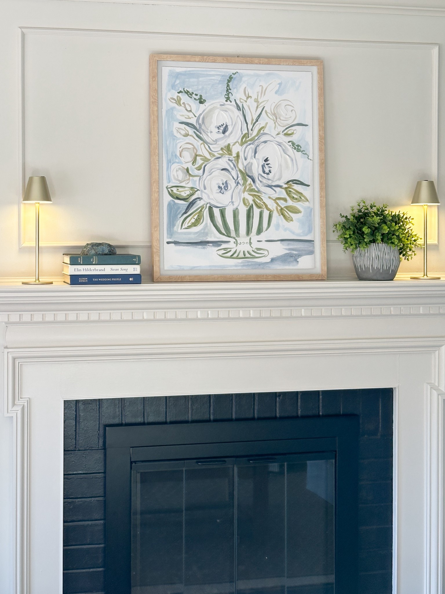 A calm, elevated mantel moment 🤍 Soft florals, warm brass accents, and neutral decor create an effortless, timeless fireplace styling. Saving this as my go-to formula for classic home decor + mantel styling ideas.
#MantelDecor #FireplaceMantel #NeutralHome #TraditionalDecor #LivingRoomInspo