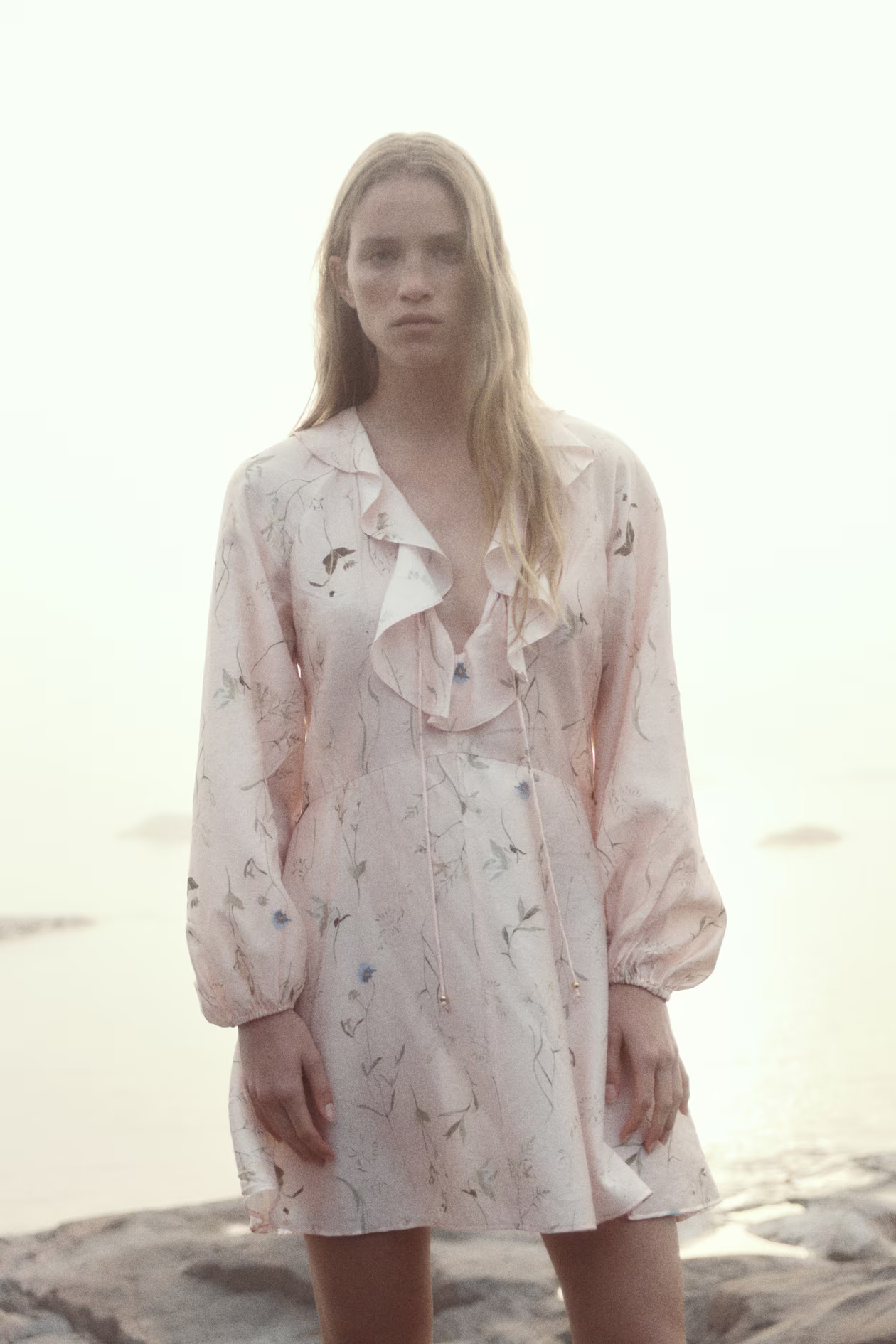 Jurk met volant - V-hals - Lange mouwen - Poederroze/bloemen - DAMES | H&M NL | H&M (DE, AT, CH, NL, FI)