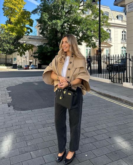 The Spring Trench is back! Gorgeous tan crop trench coat, styled with classic white tee and black baggy jeans, Chanel black patent ballet pumps and Birkin 25 black and gold hardwaree

#LTKitbag #LTKstyletip #LTKSeasonal