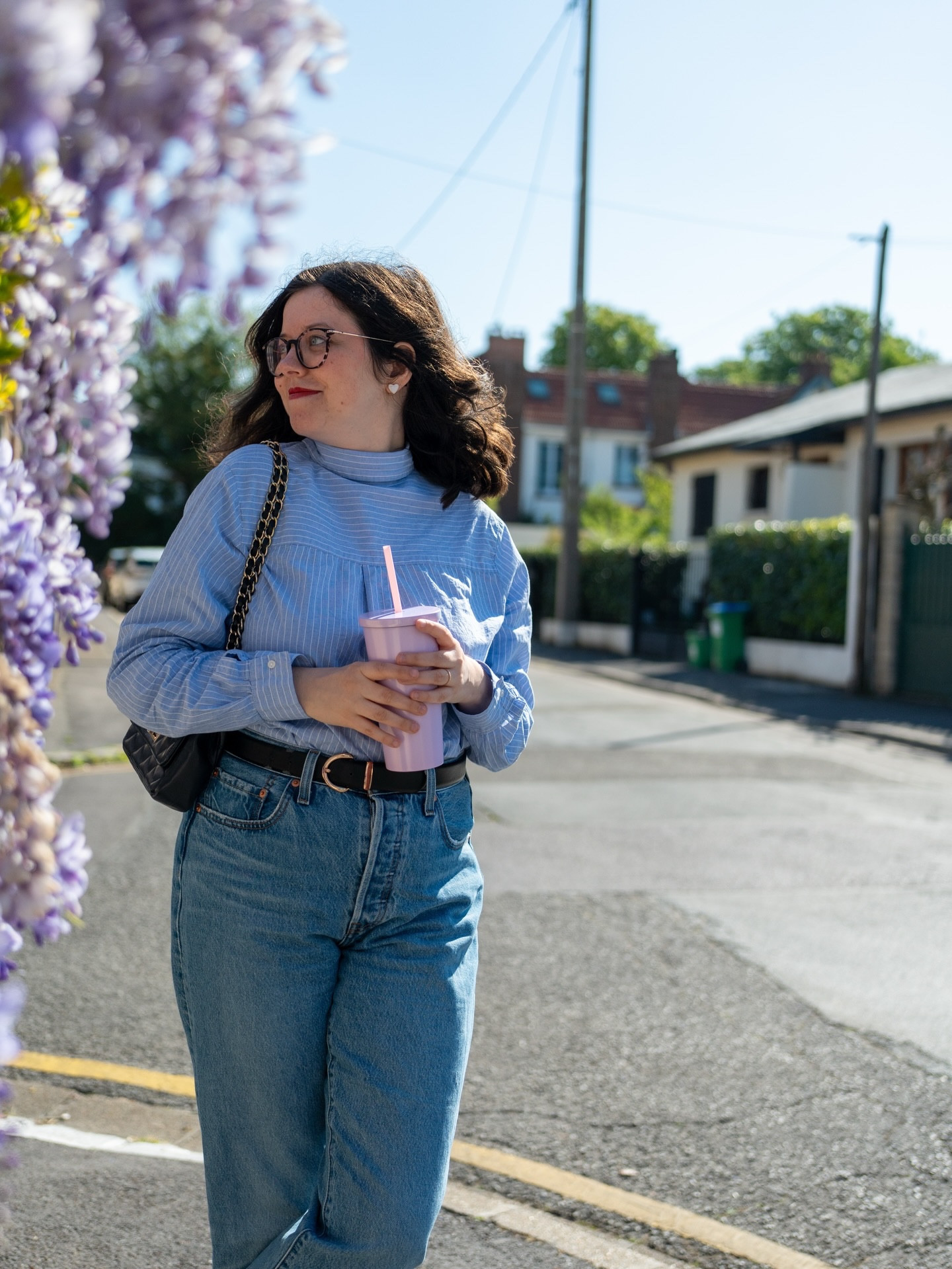 L’année dernière, j’ai testé une petite tendance TikTok : porter sa chemise à l’envers. Et j’ai adoré le résultat.
Ce que j’aime dans ce genre de détournement, c’est la manière dont il transforme une pièce familière en quelque chose de nouveau. C’est un moyen simple et créatif de renouveler sa garde-robe, sans acheter une seule pièce supplémentaire.

Et toi, quelle est la pièce que tu aimes porter différemment pour lui donner une nouvelle vie ?

#LTKspring #LTKfrance #LTKstyletip