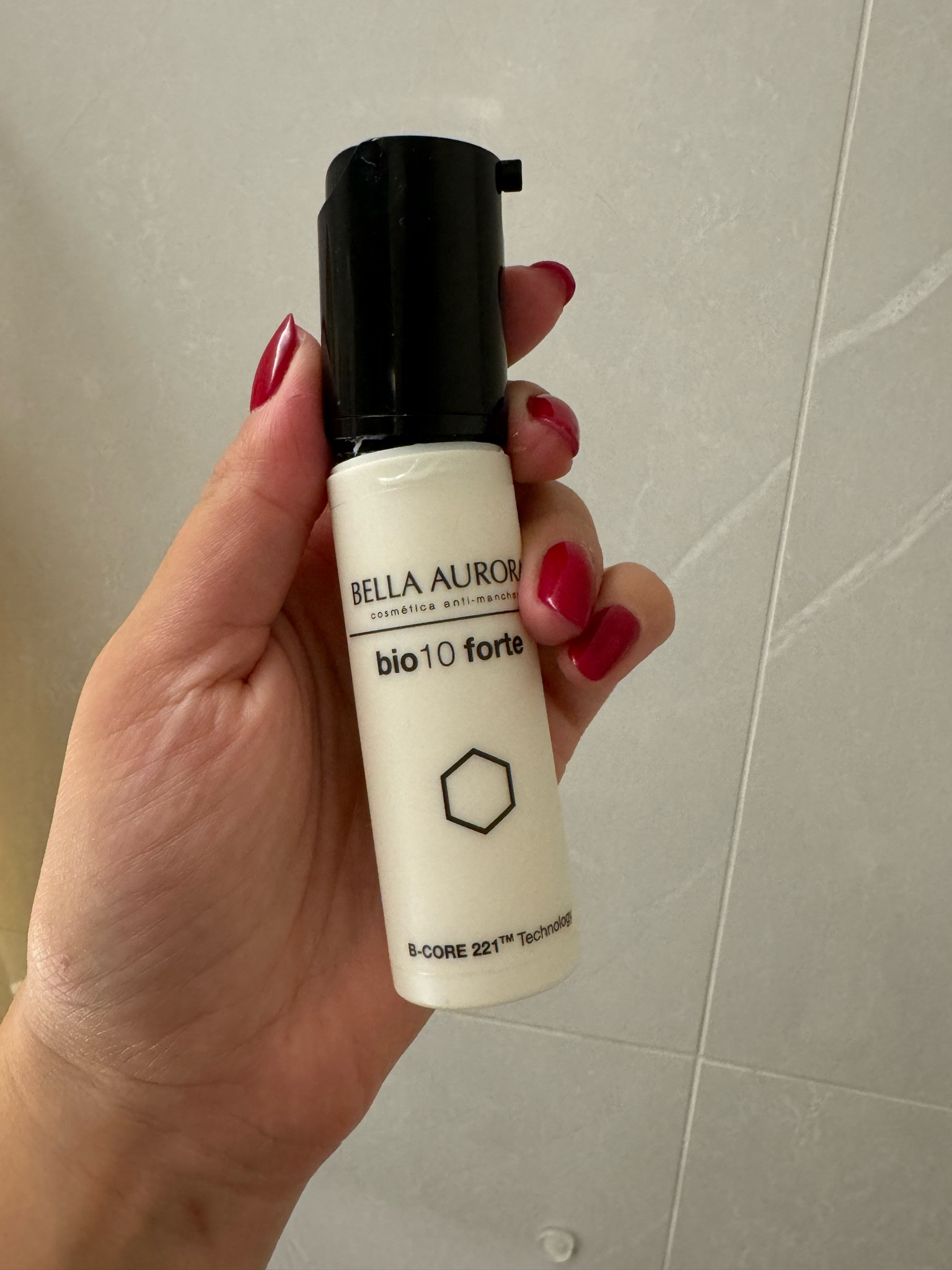 Acabado do mês de junho: Bella Aurora anti manchas. Usei até a última gota. Lilly meu rosto e tirou todas as manchas que eu tinha na bochecha. Na época da pandemia meu rosto ficou com muitas manchas em razão do uso excessivo do PC, sem passar protetor solar. E, eu errei. 
Mas foi incrível o que o produto fez na minha pele. Usei durante o dia e não deixou a pele sensível. Recomendo!!!

#LTKbeauty #LTKwinter #LTKbrasil