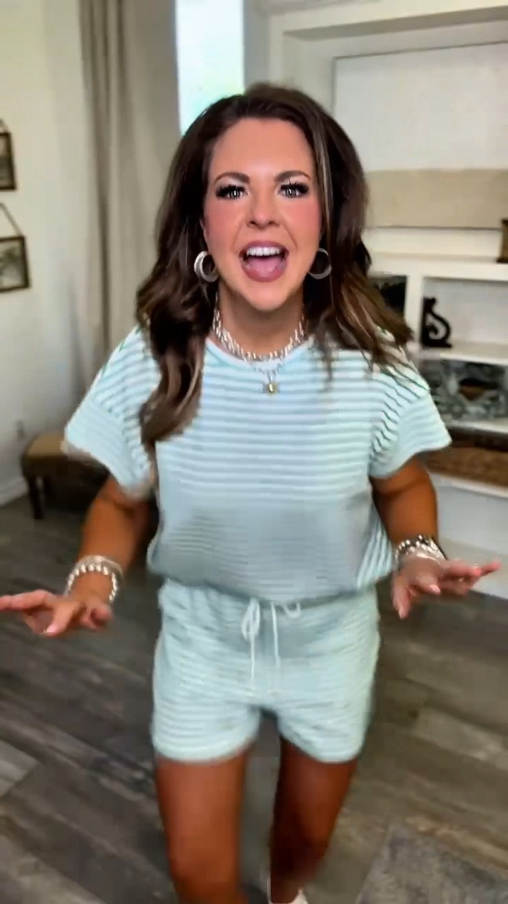 Shorts version of the phenomenal set! 💚
#springfashion #stripedset #ootd 