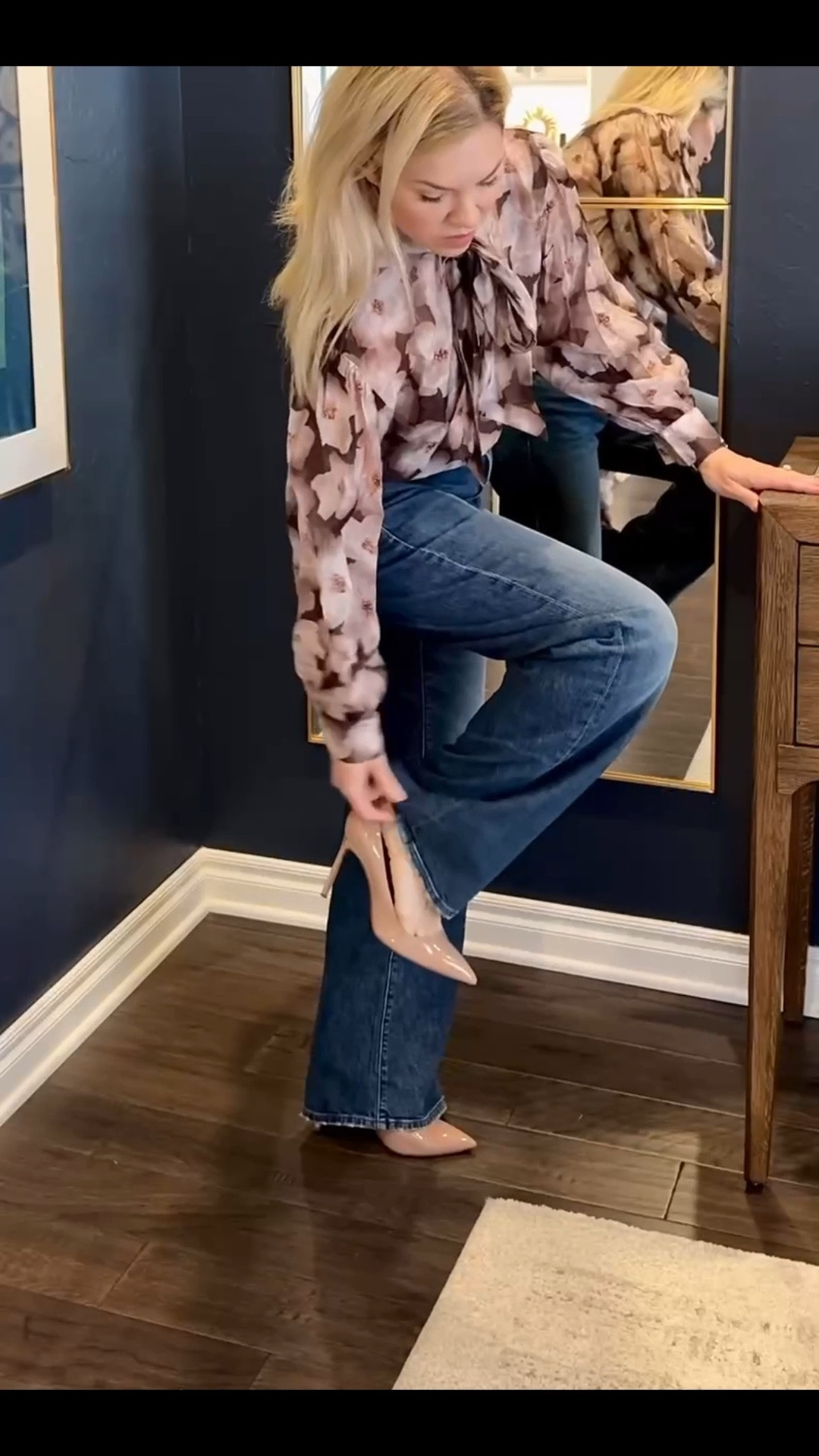 This floral top is so cute and a little cropped BUT perfect for tucking in.


Mother jeans 
Fall outfit 
Chloe belt 

#LTKItBag #LTKStyleTip 

#LTKFindsUnder100 #LTKSaleAlert #LTKootd #LTKSeasonal