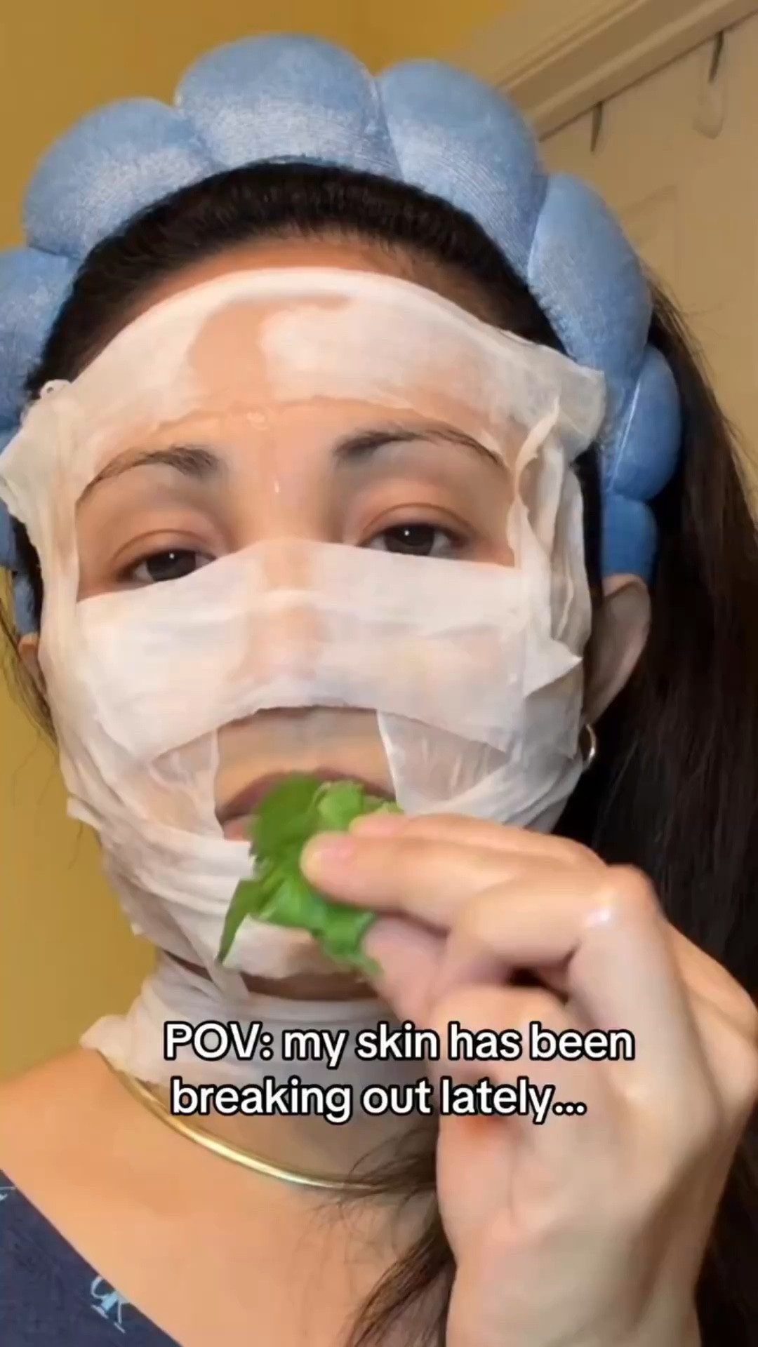 my skin has been acting up lately so I tried this mugwort + centella combo 👀
it feels super calming and my skin looks more hydrated after
gonna keep using this and update you #APRILSKIN #APRILSKINskincare #antiaging  @aprilskin_global #ad  #kbeauty