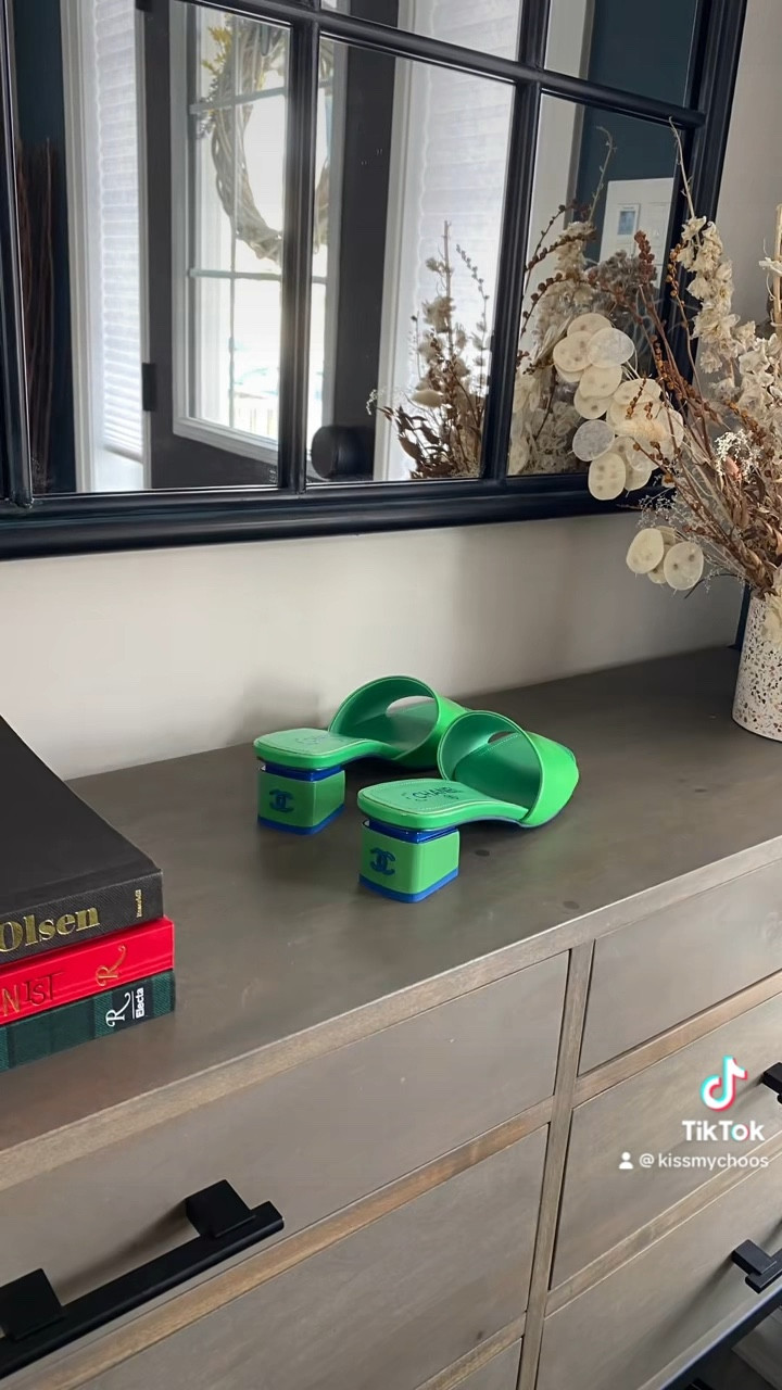 A true statement shoe 💚 I feel like a Polly Pocket whenever I wear them!

Chanel Patent Mules #dhgate

#LTKfindsunder100 #LTKshoecrush #LTKVideo