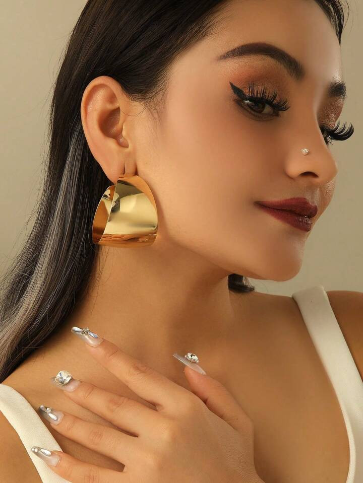 1 Pair Of Ladies Large Gold-Colored Smooth Geometric C-Shaped Circle Earrings | SHEIN