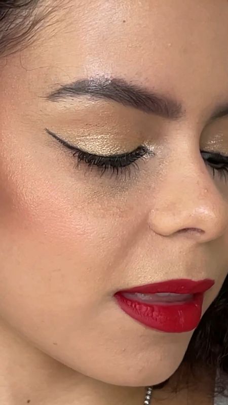 Maquiagem muitoooo fácil de fazer em tons de dourado e vermelho, com o clássico delineado gatinho

“LTKGift #NatalLTK

#LTKbrasil #LTKbeauty