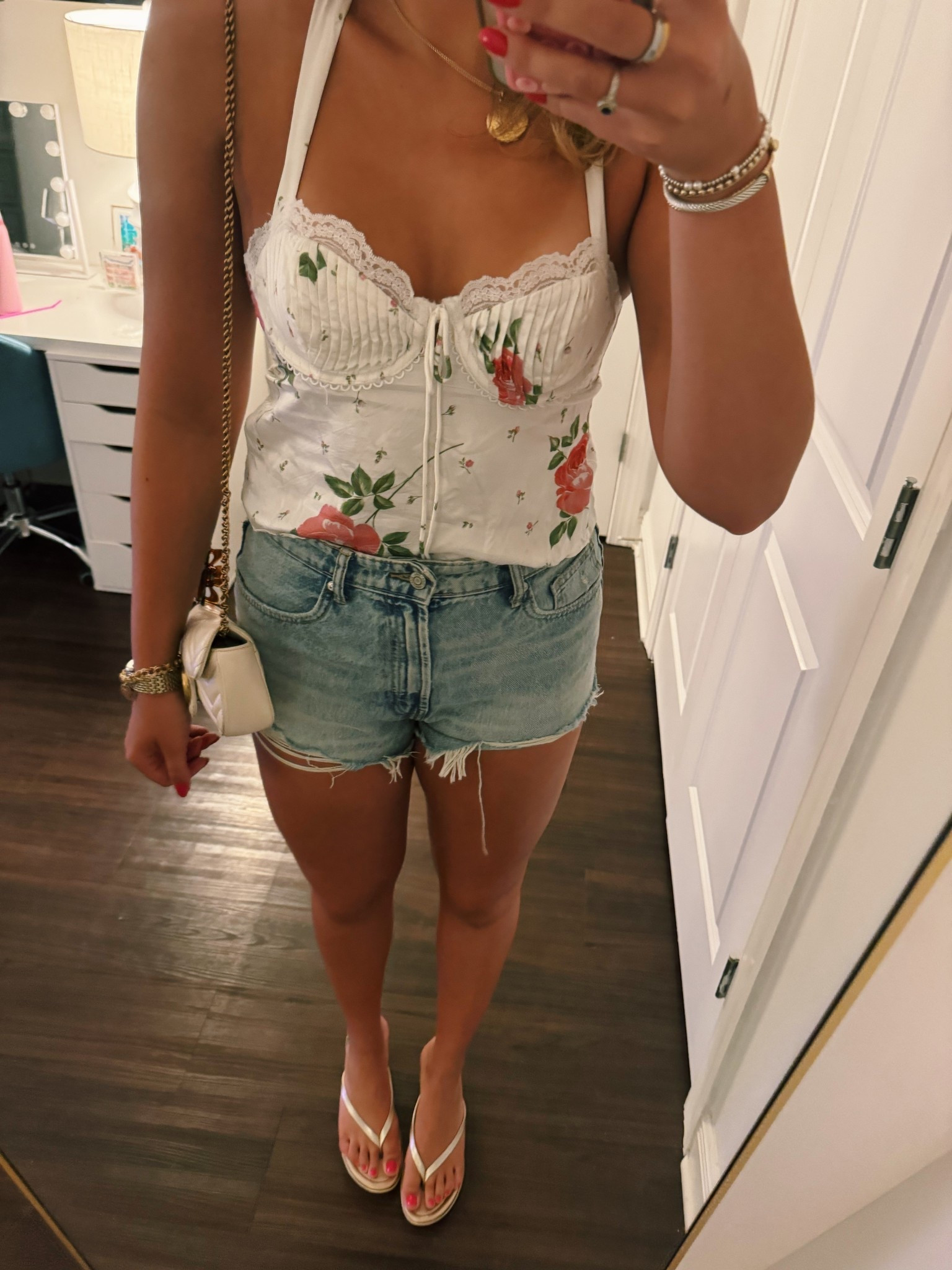 Going out fit 💞🌷🌸💐💕
Shorts are Zara & shoes are TJ Maxx 