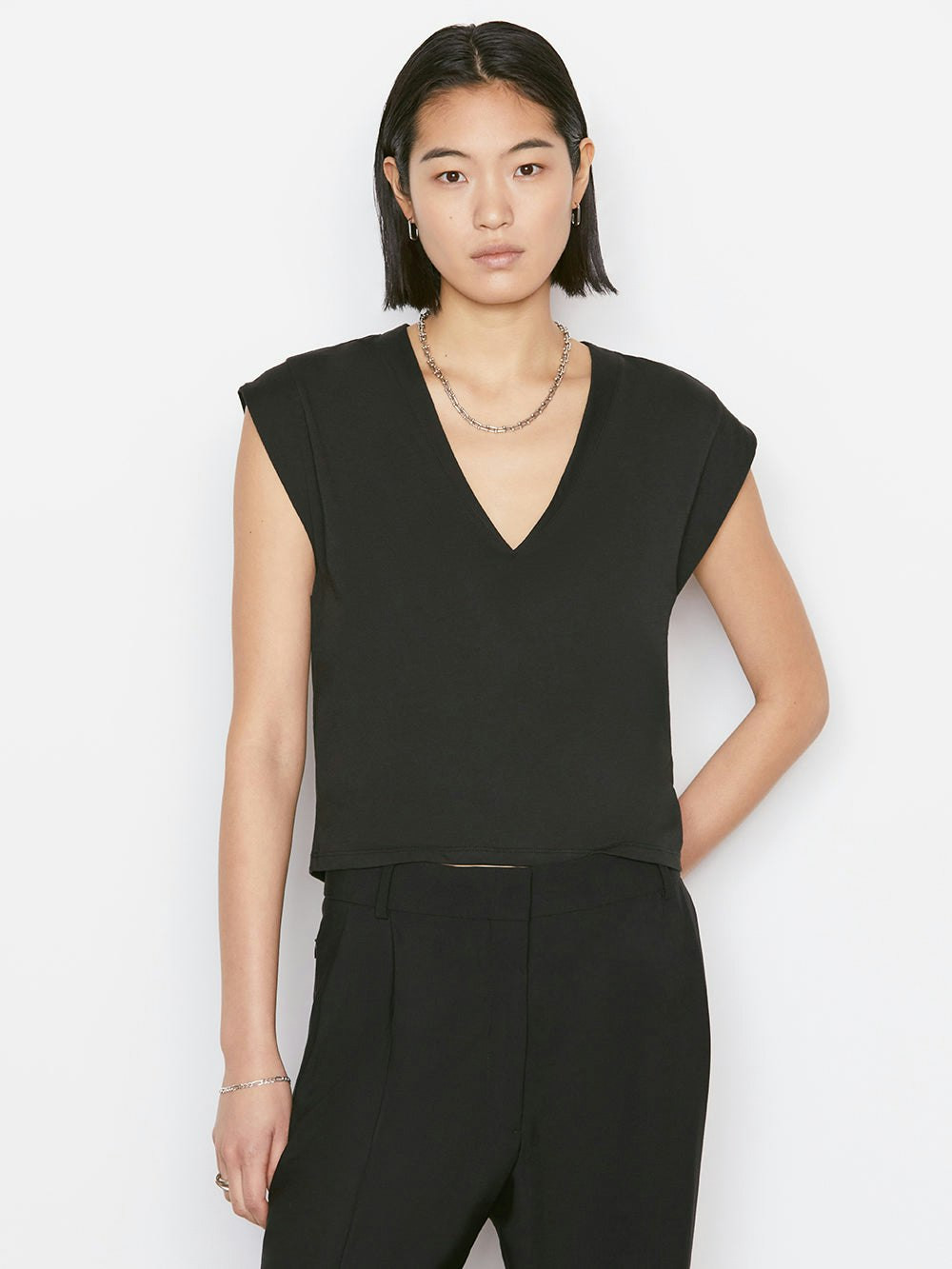 Le High Rise V Neck Tee -- Noir | Frame Denim