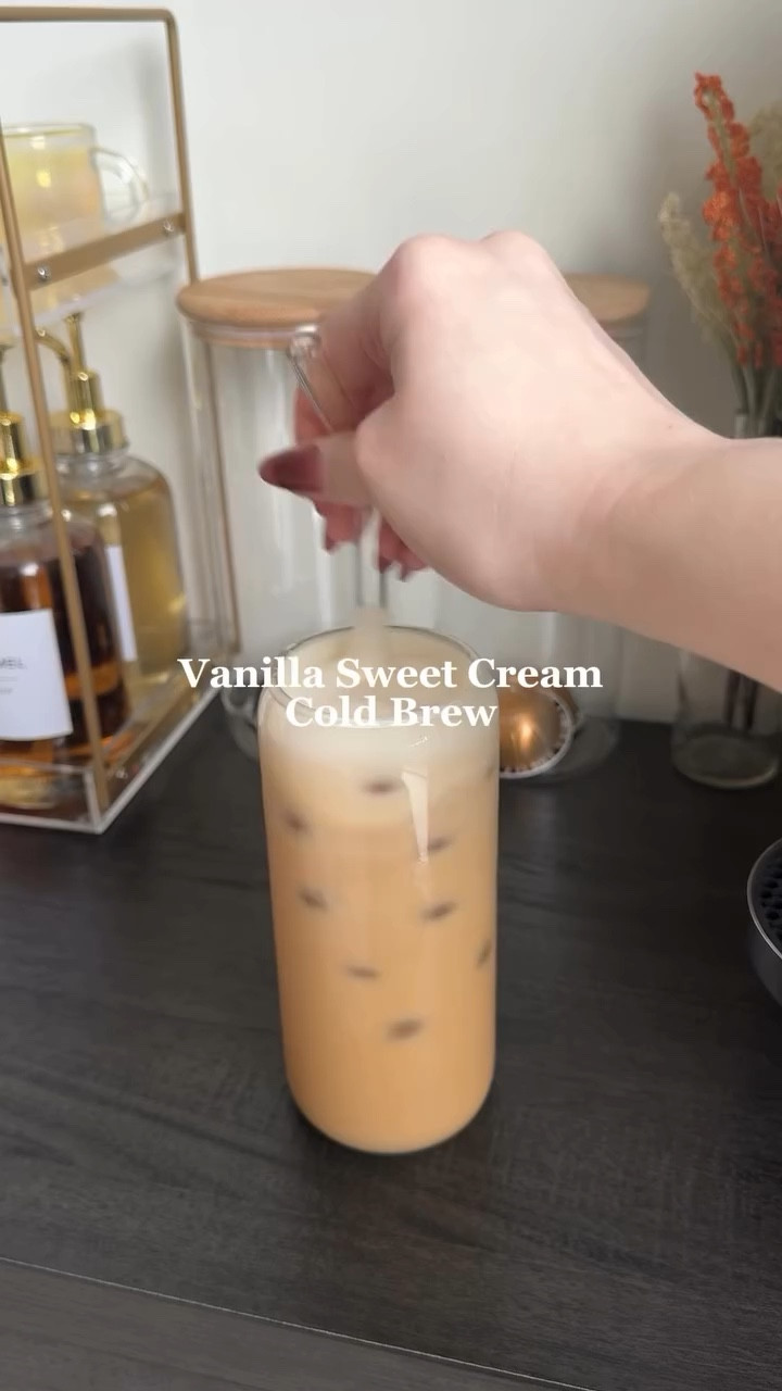 Vanilla sweet cream cold brew☁️ #vanillasweetcream #vanillasweetcreamcoldfoam #vanillasweetcreamcoldbrew #starbucksathome #starbucksvanillasweetcream #coldfoam #coldfoamathome #vanillacoldfoam #coffee #coffeeholic #coffeetime #coffeelover #starbucks #starbuckscoffee