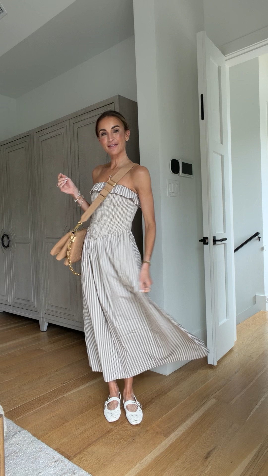 Such a cute dress for spring and summer! ☀️The neutral stripes and ruffle detail got me 😍