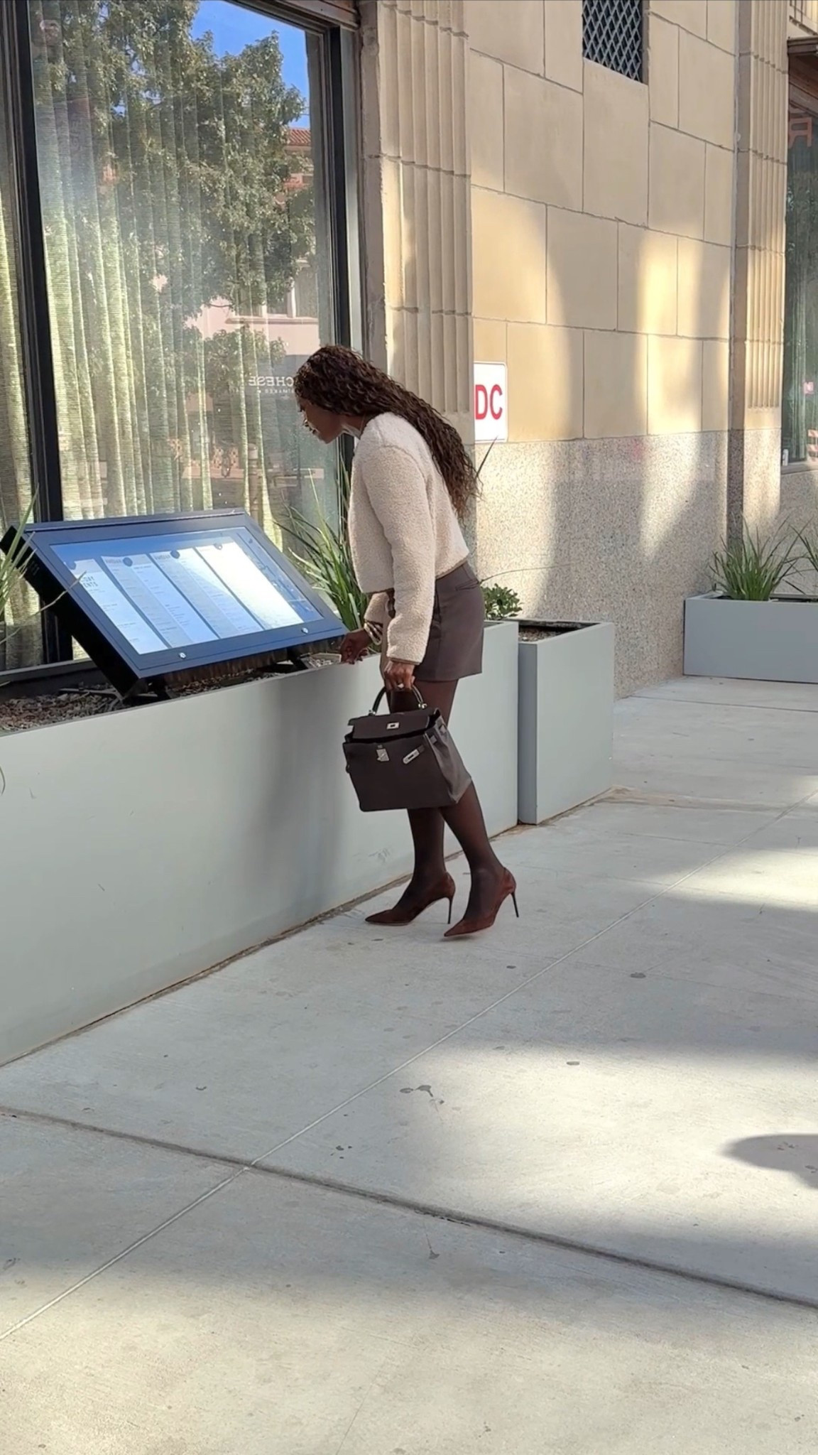 Happy new year! Stepping into this year with confidence and positivity trusting what God is capable of and what I am too.

Holding this push present of a bag I got for myself last year for pushing through and styled this neutral look as so! 