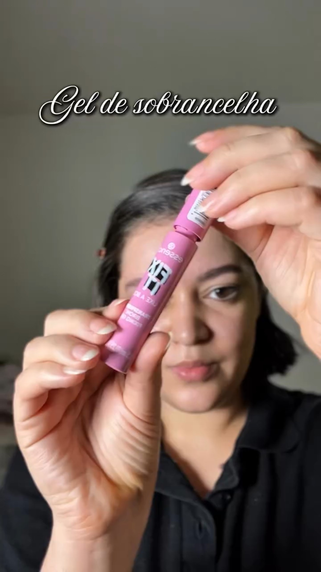 Dos baratinhos que entregam 💅! Estou viciada nesse gel de sobrancelha. Além de usar no dia a dia, uso ele no treino e ele segura bem. @essence.cosmetics.brasil 

✨🪩

#makes #maquiagem #maquiagembrasil #maquiagemx #automake #maquiagemlovers #automaquiagem #beleza #sobrancelhas #sobrancelhasperfeitas #dicasdebelezaa #makediaadia