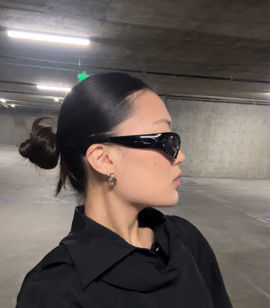 Black wrap around sunglasses 

#LTKfindsunder50