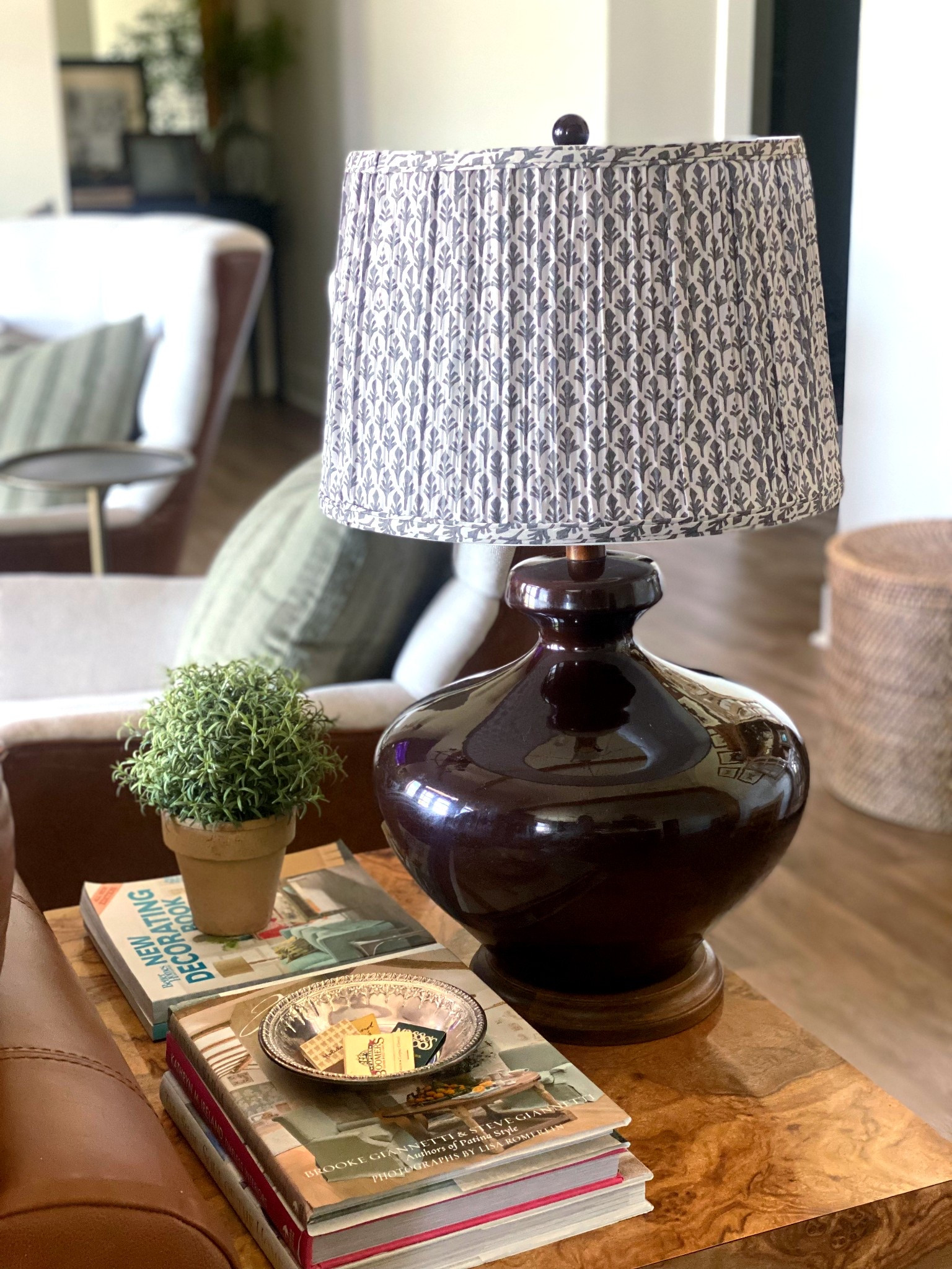 
Elegant detail meets cozy vibes—
Ballard Designs “Leighton” Shade in the color stone 😍




#LTKHome #LTKFindsUnder100 #LTKGiftGuide