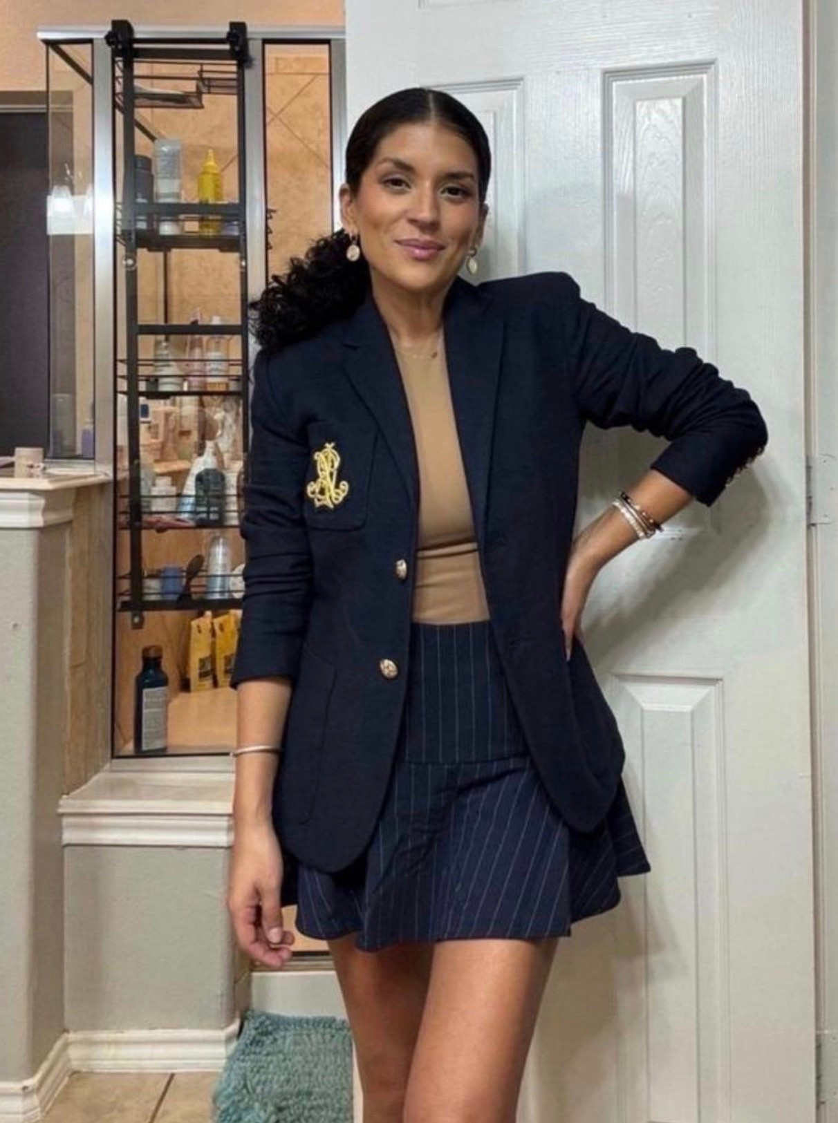 A little preppy, a little chic, and totally timeless! 🤎 Loving this navy blazer paired with a pinstripe mini skirt and neutral top. The perfect mix of tailored sophistication and playful style!
#PreppyStyle #NavyBlazer #PinstripeSkirt #ClassicStyle #ChicOutfits #BlazerOutfit #OutfitInspo #EverydayStyle