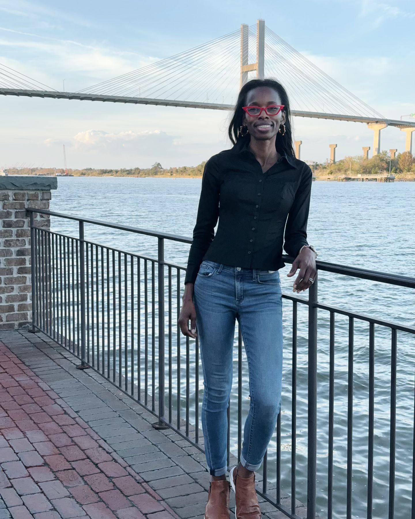Weekend getaway in Savannah River Street
#savannah #weekendgateaway 

@whbm Corset Poplin Shirt
@johnstonmurphy Emery Zip Bootie (link in bio)
@abercrombie Jeans