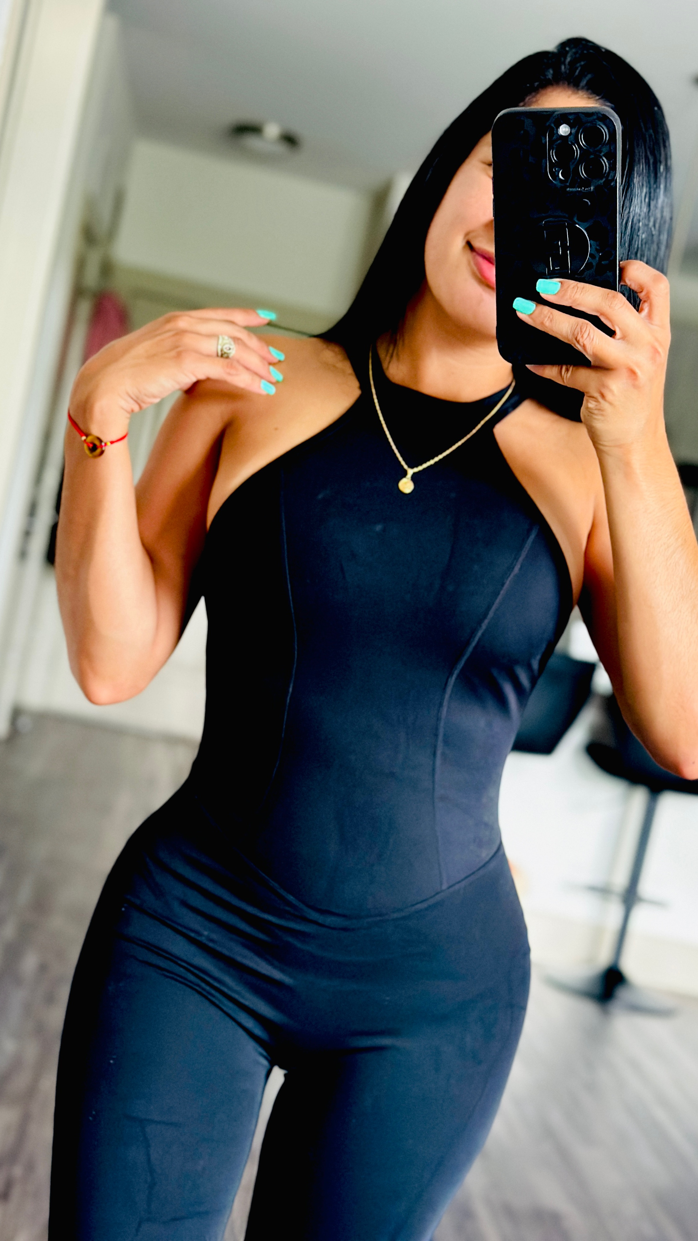 💪🔥 Lista para entrenar, pero sin perder el glamour 🔥💪
Este jumpsuit abraza cada curva, tiene un escote que roba miradas y es tan cómodo que querrás vivir en él.
Ideal para gym, cardio o simplemente sentirte poderosa 😈

#LTKActive #LTKSummerEdit