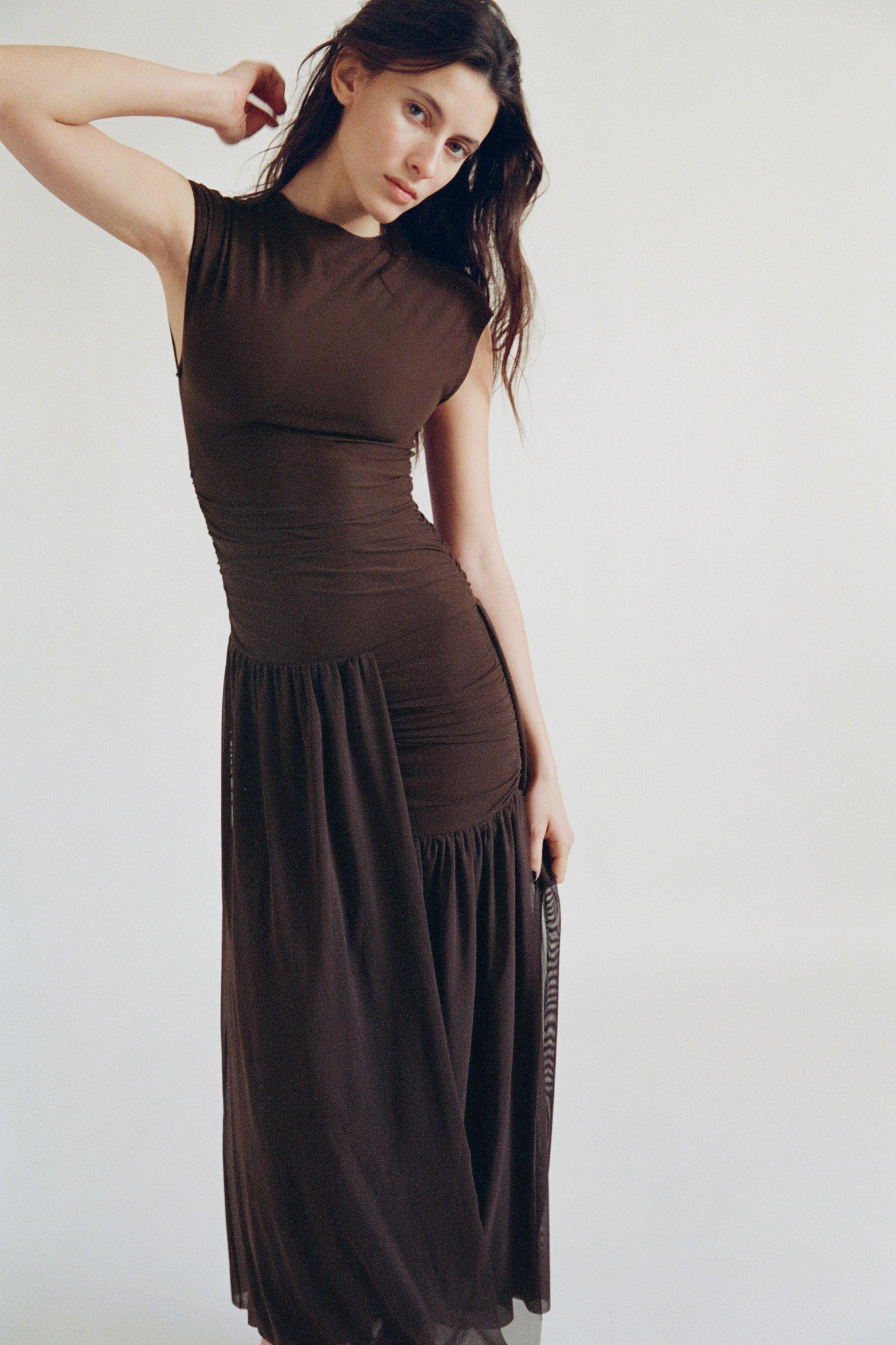 Vestito midi con collo alto e maniche corte. Tessuto combinato. Dettaglio di arricciature lateral... | Zara IT