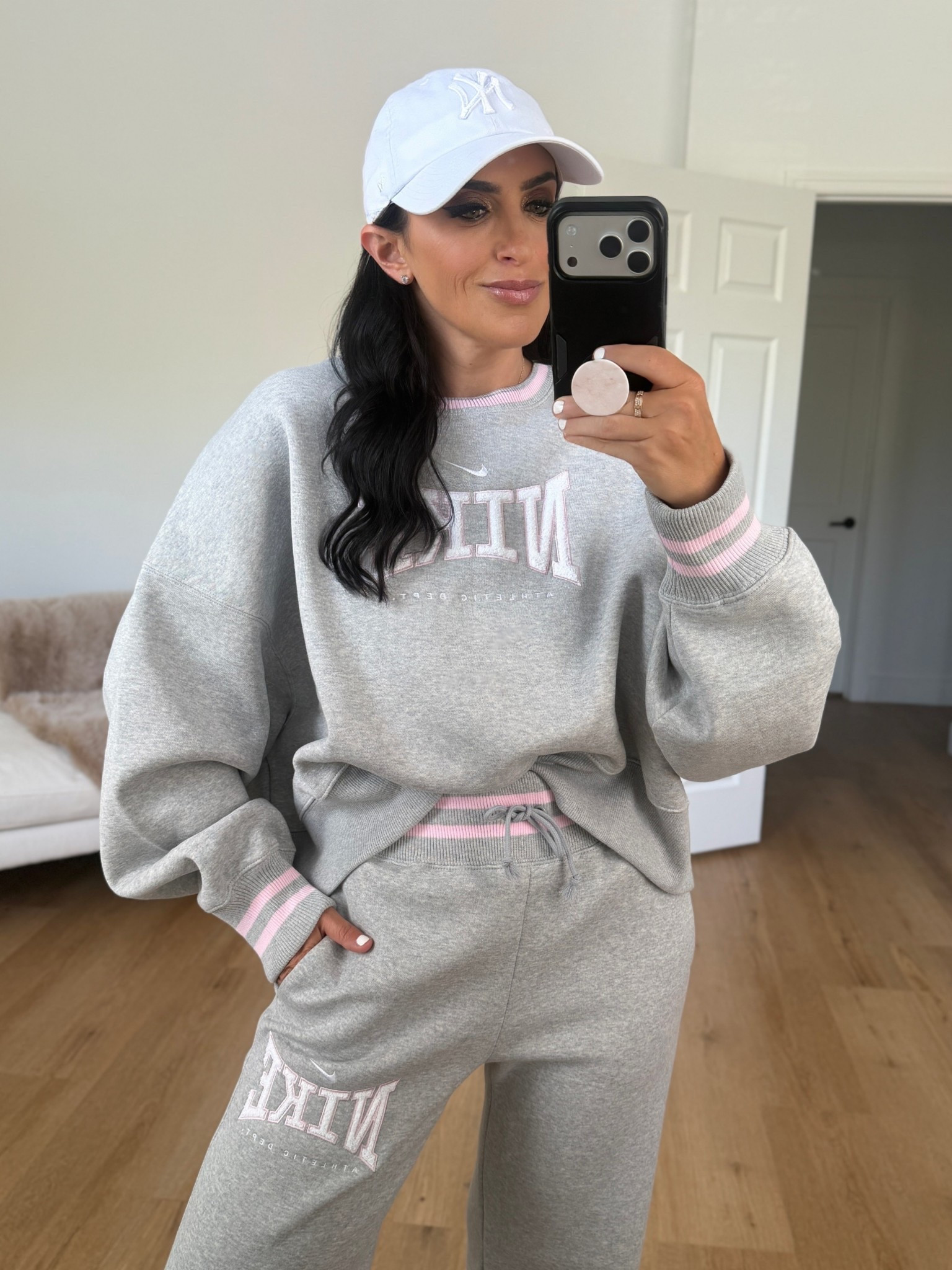 Nike sportswear phoenix fleece women’s high waisted wide leg pants  light smoke gray heather white wearing size small

Nike sportswear phoenix fleece women’s oversized crew neck sweatshirt wearing size medium 