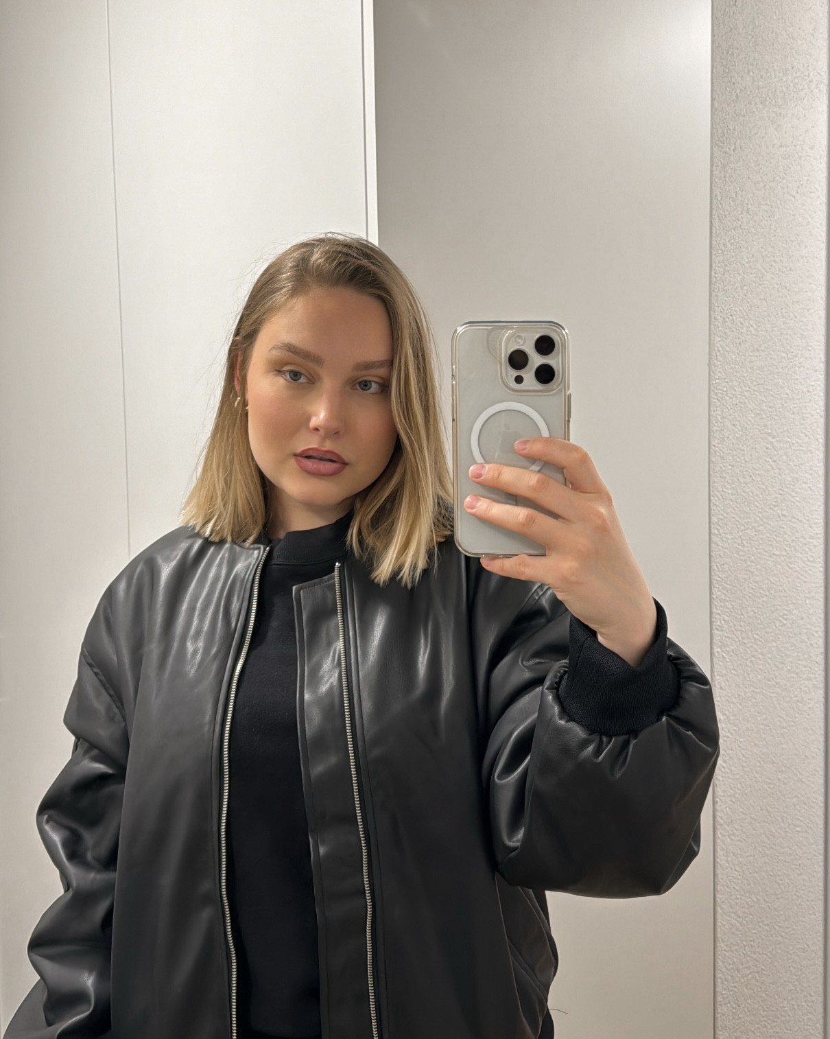 One of my go-to looks, a black leather jacket and a comfy hoodie 🖤

#LTKdeutschland #LTKmidsize #LTKeurope