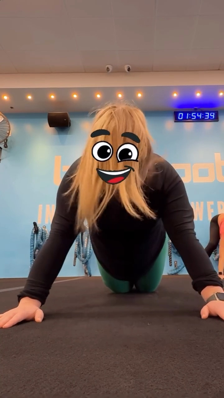 HAPPY THANKSGIVING!! Let’s go workout before we eat and relax the rest of the day!! Thankful for you all💕💕💕💕#mom #leximaedennis #toddlermom #workout #thanksgiving #type1diabetes