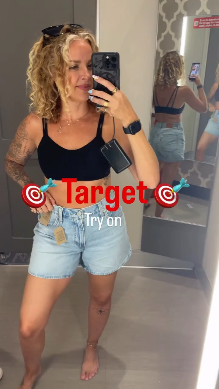 I love when brands finally think of things like a cinched waist for us athletic build girls. @levis I would love to give you a big fat 💋 these are perfect no more gap!!!🙌🏻🙌🏻🙌🏻

Comment shorts and I’ll send you 🔗

#ltkstyletip #jeanshorts #over40fashion #athleticbuild #fashion