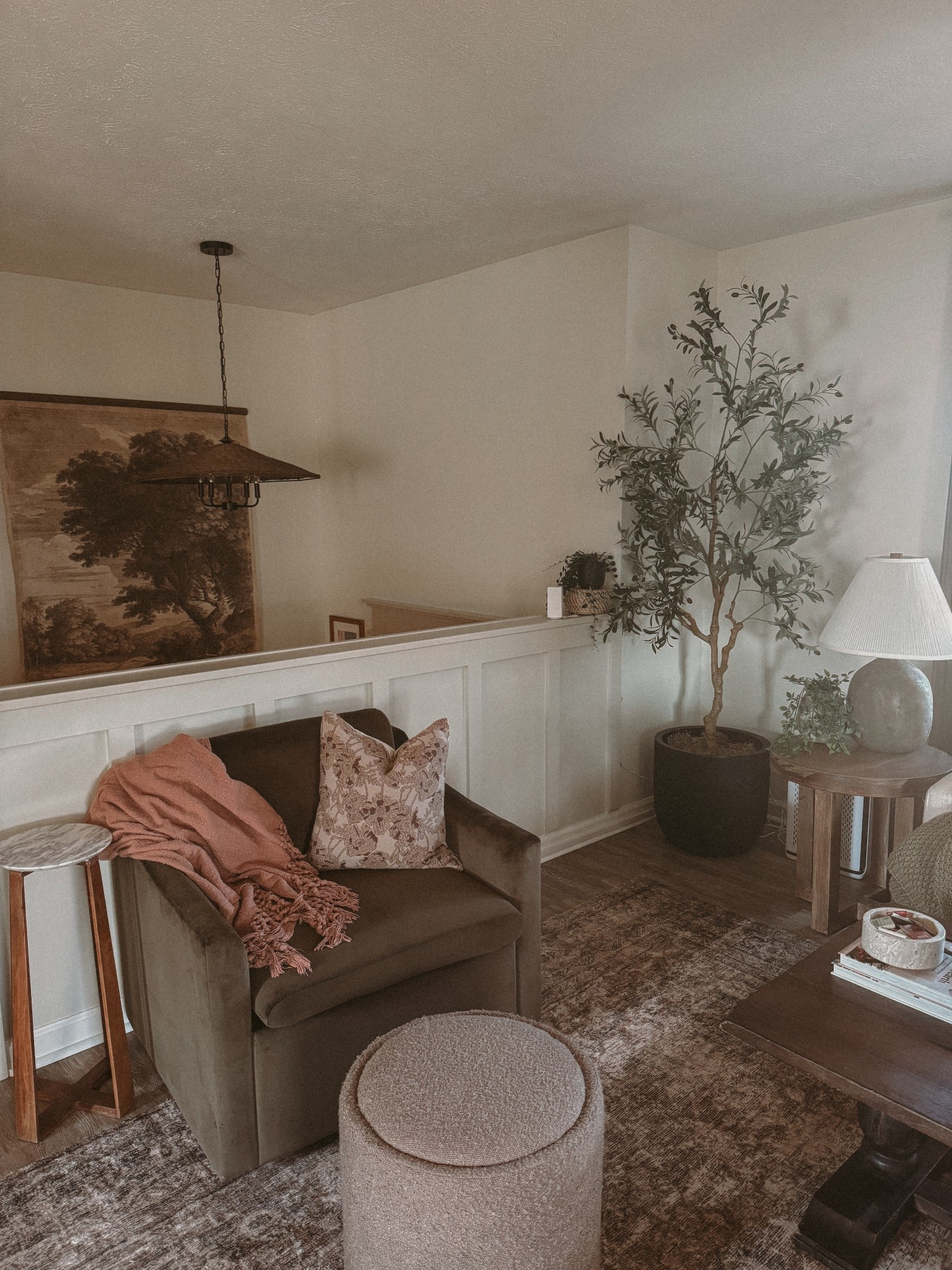 Cozy corner 🤎

#livingroom #livingroomdecor #amazonhome #interiordesign #organicmodern #home #homedecor #curated #curatedhome #cozyhome #cozycorner #splitlevel

#LTKHome